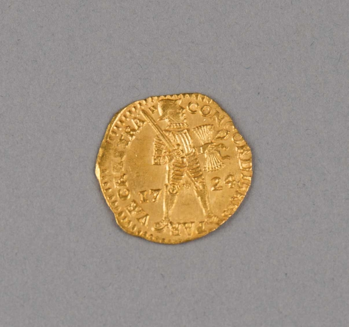 Rundefunnet, stort antall gull- og sølvmynter fra nederlandske ostindiafareren AKERENDAM som forliste på jomfruturen 8. mars 1725 utenfor Ålesund på Sunnmøre.

1 stk.  Gull dukat Utrecht fra 1724
