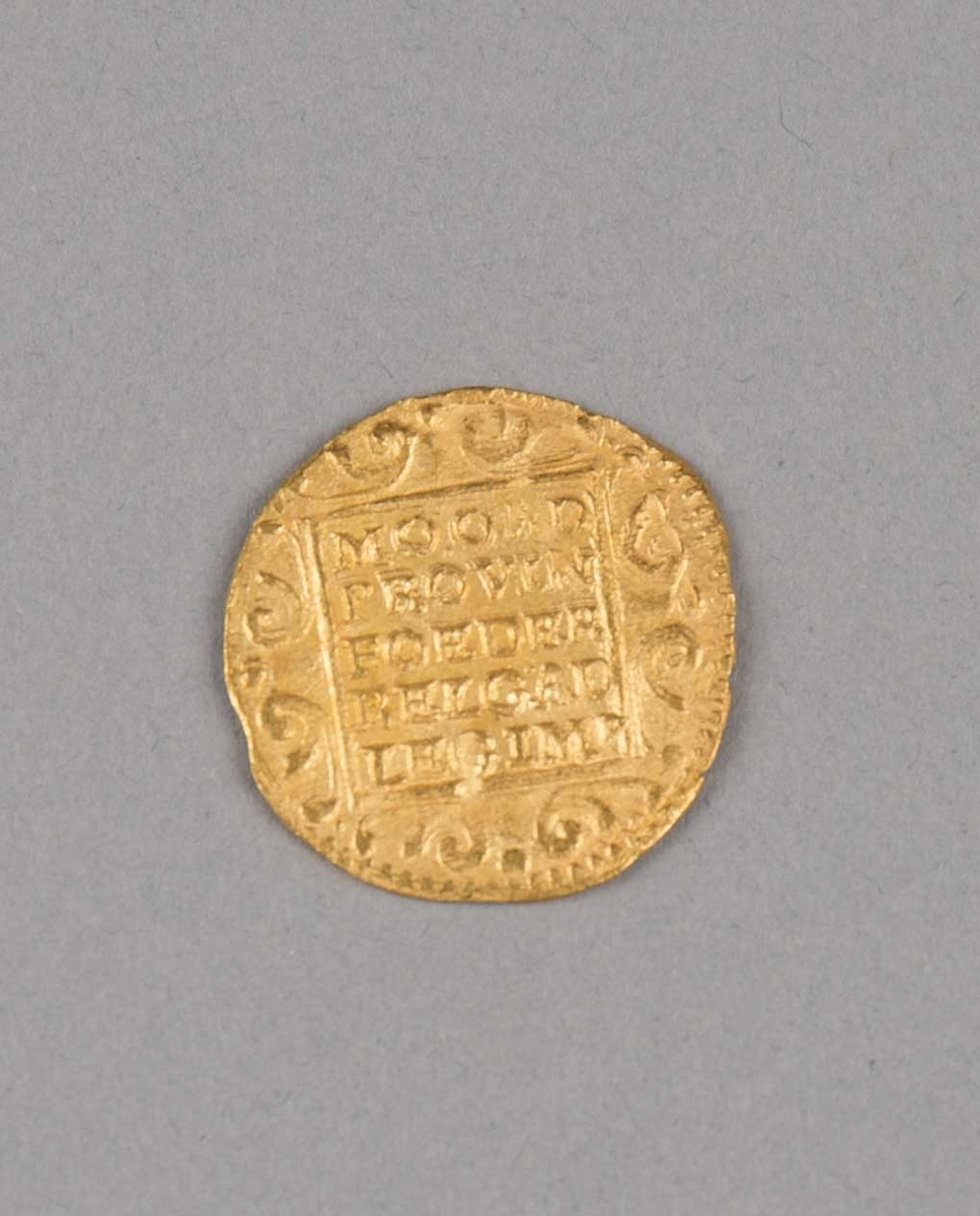 Rundefunnet, stort antall gull- og sølvmynter fra nederlandske ostindiafareren AKERENDAM som forliste på jomfruturen 8. mars 1725 utenfor Ålesund på Sunnmøre.

1 stk.  Gull dukat Utrecht fra 1724
