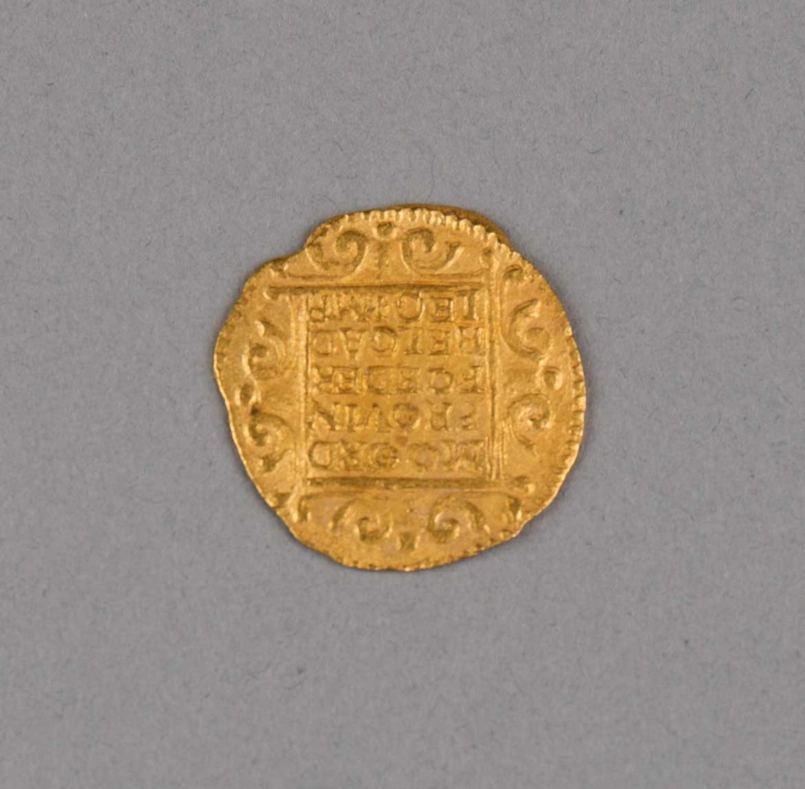 Rundefunnet, stort antall gull- og sølvmynter fra nederlandske ostindiafareren AKERENDAM som forliste på jomfruturen 8. mars 1725 utenfor Ålesund på Sunnmøre.

1 stk.  Gull dukat Utrecht fra 1724
