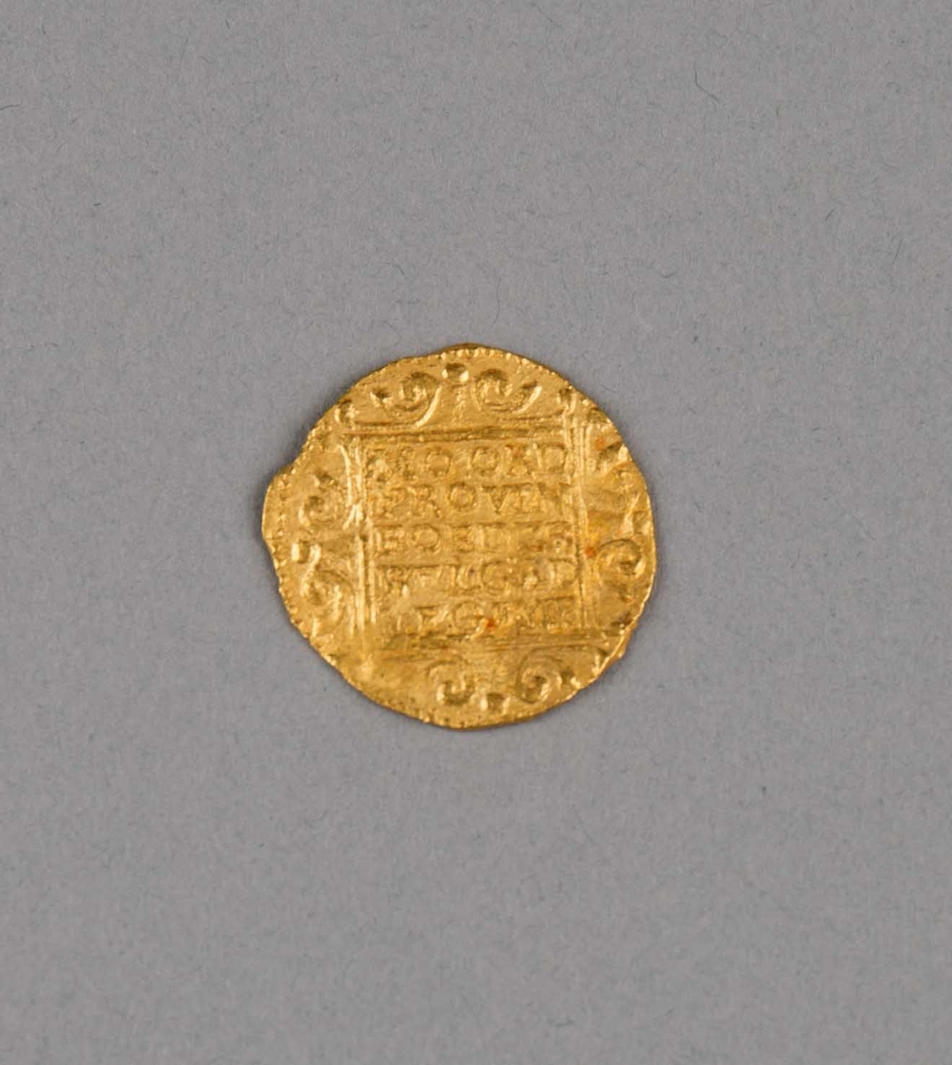 Rundefunnet, stort antall gull- og sølvmynter fra nederlandske ostindiafareren AKERENDAM som forliste på jomfruturen 8. mars 1725 utenfor Ålesund på Sunnmøre.

1 stk.  Gull dukat Utrecht fra 1724
