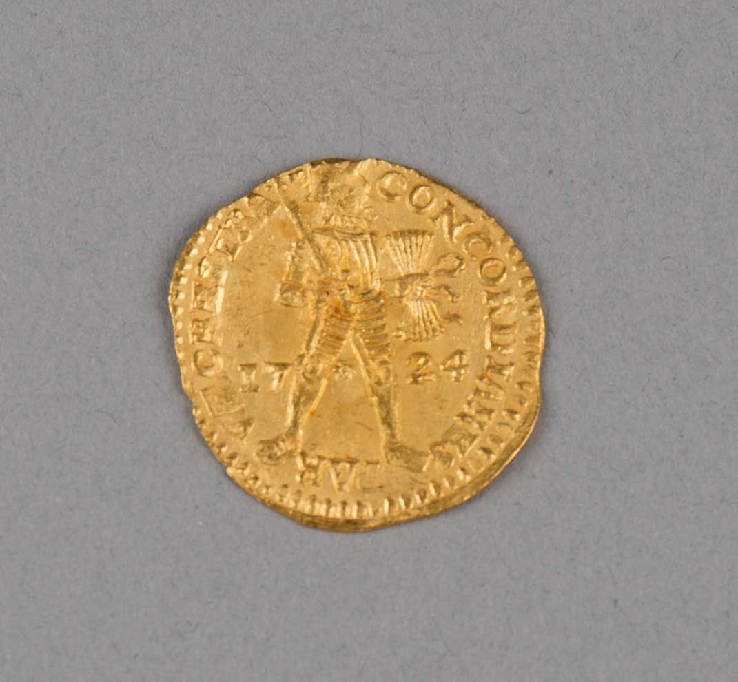 Rundefunnet, stort antall gull- og sølvmynter fra nederlandske ostindiafareren AKERENDAM som forliste på jomfruturen 8. mars 1725 utenfor Ålesund på Sunnmøre.

1 stk.  Gull dukat Utrecht fra 1724
