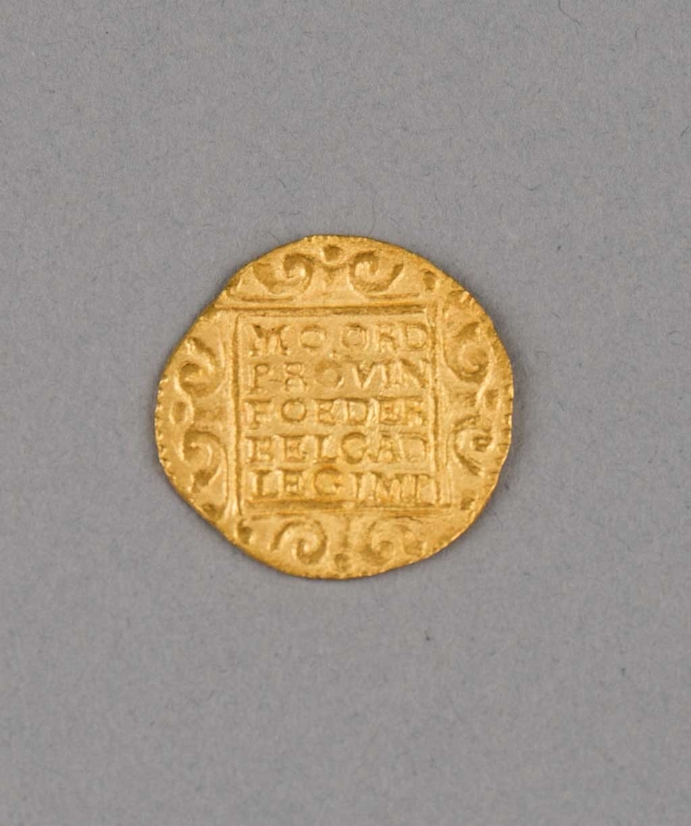 Rundefunnet, stort antall gull- og sølvmynter fra nederlandske ostindiafareren AKERENDAM som forliste på jomfruturen 8. mars 1725 utenfor Ålesund på Sunnmøre.

1 stk.  Gull dukat Utrecht fra 1724
