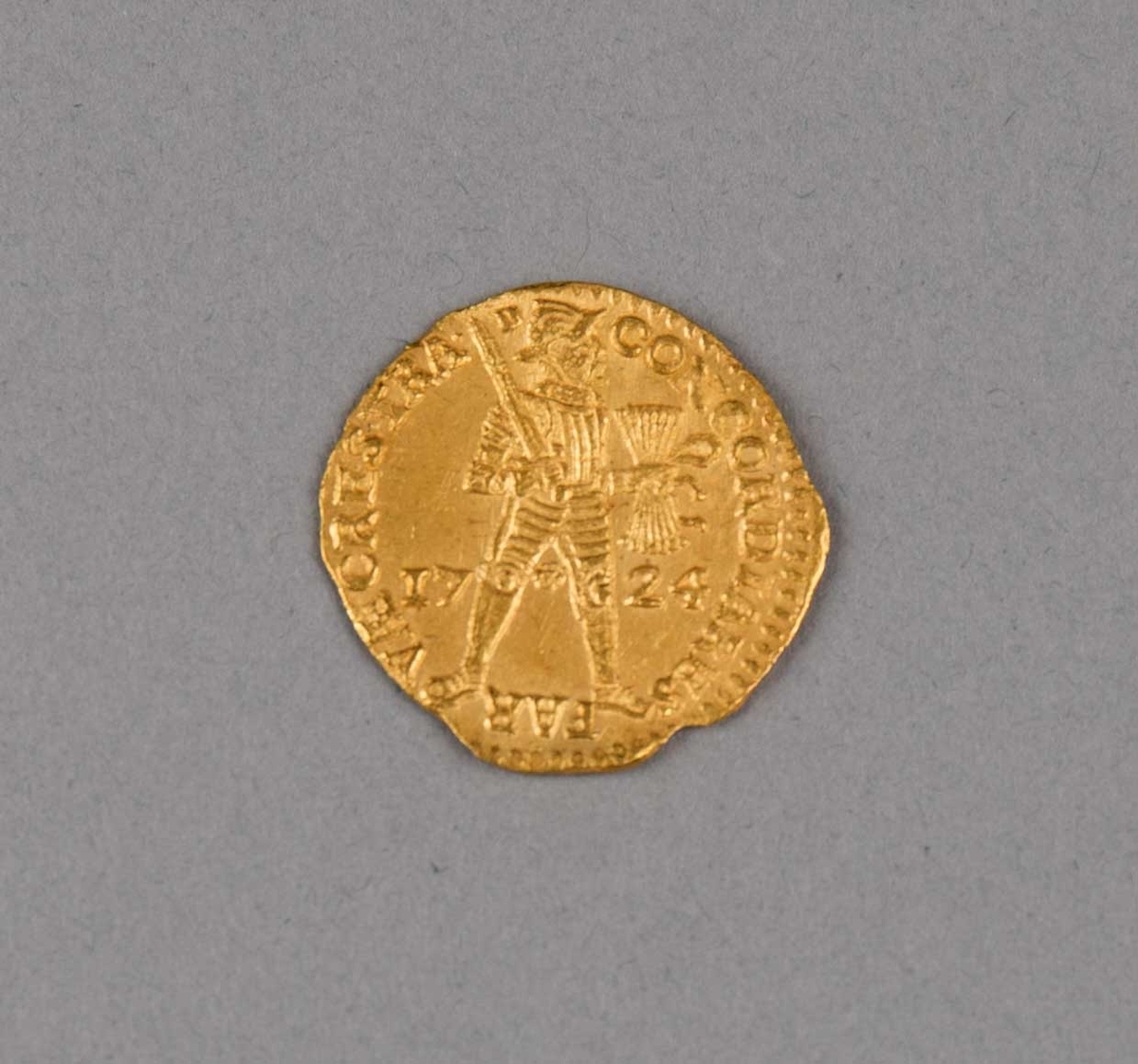 Rundefunnet, stort antall gull- og sølvmynter fra nederlandske ostindiafareren AKERENDAM som forliste på jomfruturen 8. mars 1725 utenfor Ålesund på Sunnmøre.

1 stk.  Gull dukat Utrecht fra 1724
