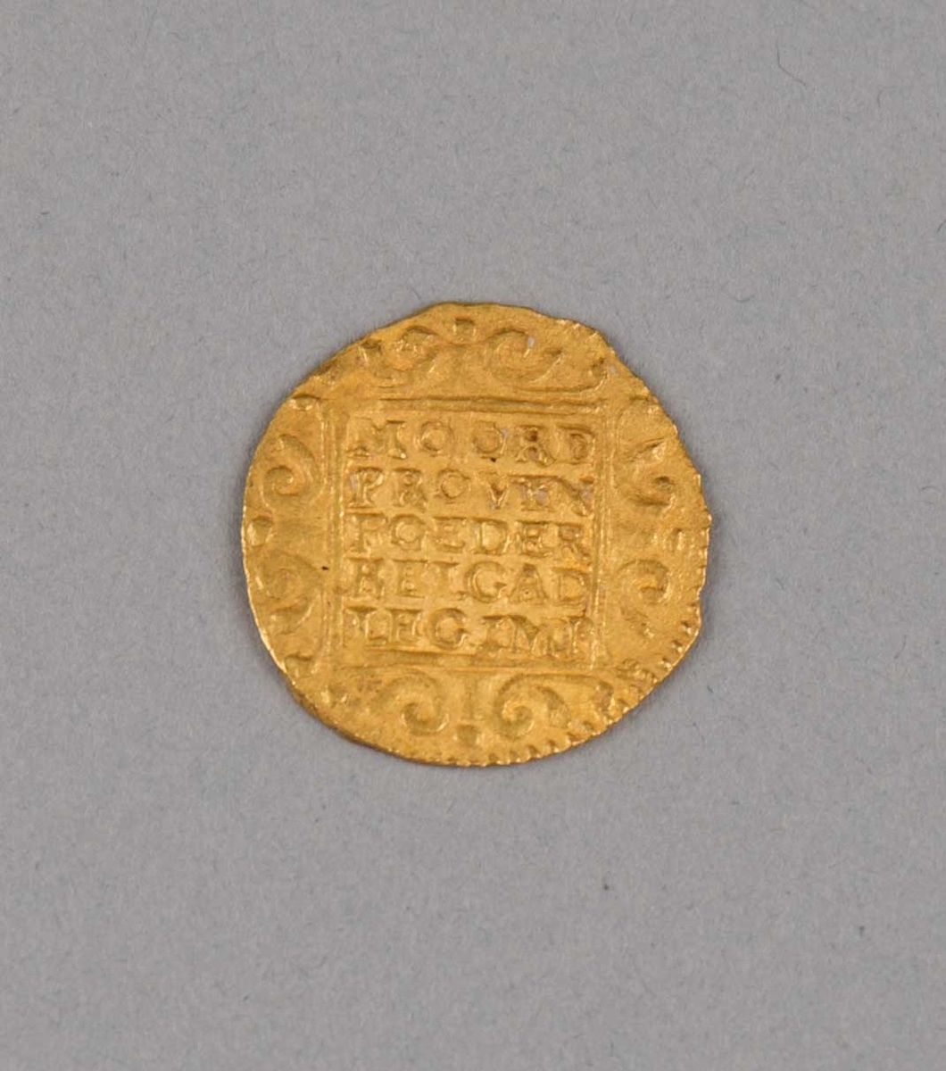 Rundefunnet, stort antall gull- og sølvmynter fra nederlandske ostindiafareren AKERENDAM som forliste på jomfruturen 8. mars 1725 utenfor Ålesund på Sunnmøre.

1 stk.  Gull dukat Utrecht fra 1724
