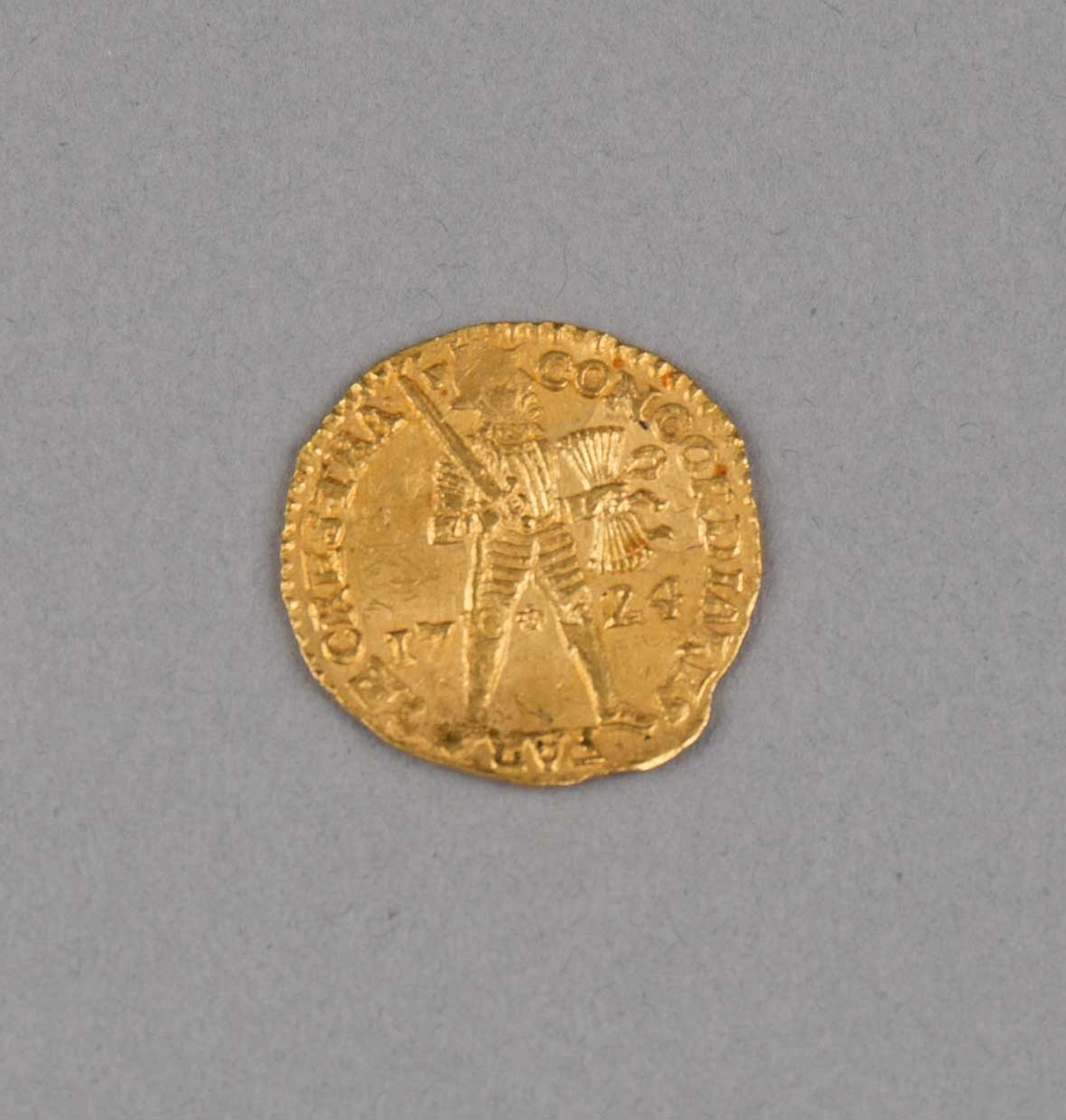 Rundefunnet, stort antall gull- og sølvmynter fra nederlandske ostindiafareren AKERENDAM som forliste på jomfruturen 8. mars 1725 utenfor Ålesund på Sunnmøre.

1 stk.  Gull dukat Utrecht fra 1724
