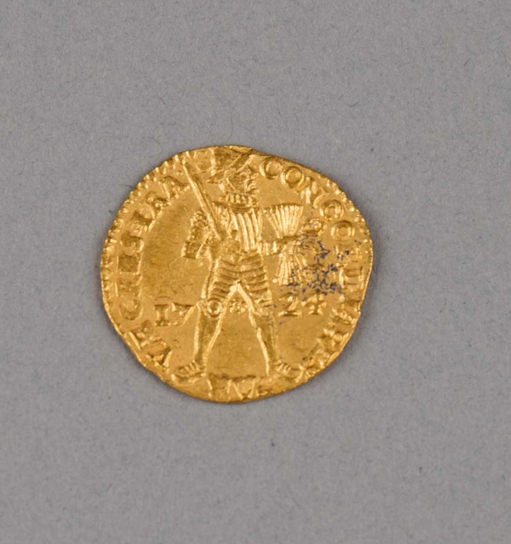 Rundefunnet, stort antall gull- og sølvmynter fra nederlandske ostindiafareren AKERENDAM som forliste på jomfruturen 8. mars 1725 utenfor Ålesund på Sunnmøre.

1 stk.  Gull dukat Utrecht fra 1724
