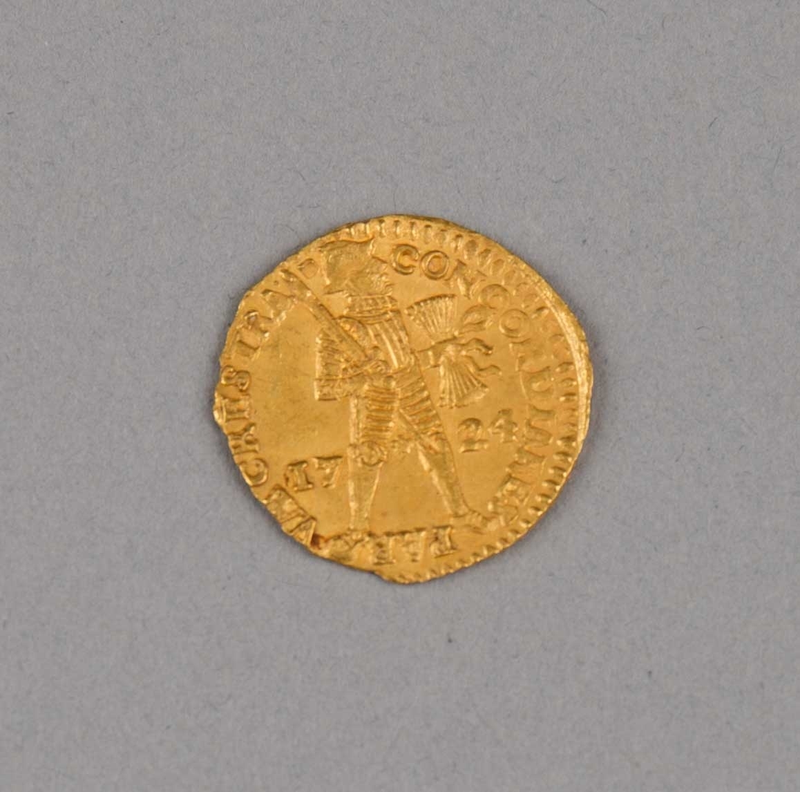 Rundefunnet, stort antall gull- og sølvmynter fra nederlandske ostindiafareren AKERENDAM som forliste på jomfruturen 8. mars 1725 utenfor Ålesund på Sunnmøre.

1 stk.  Gull dukat Utrecht fra 1724
