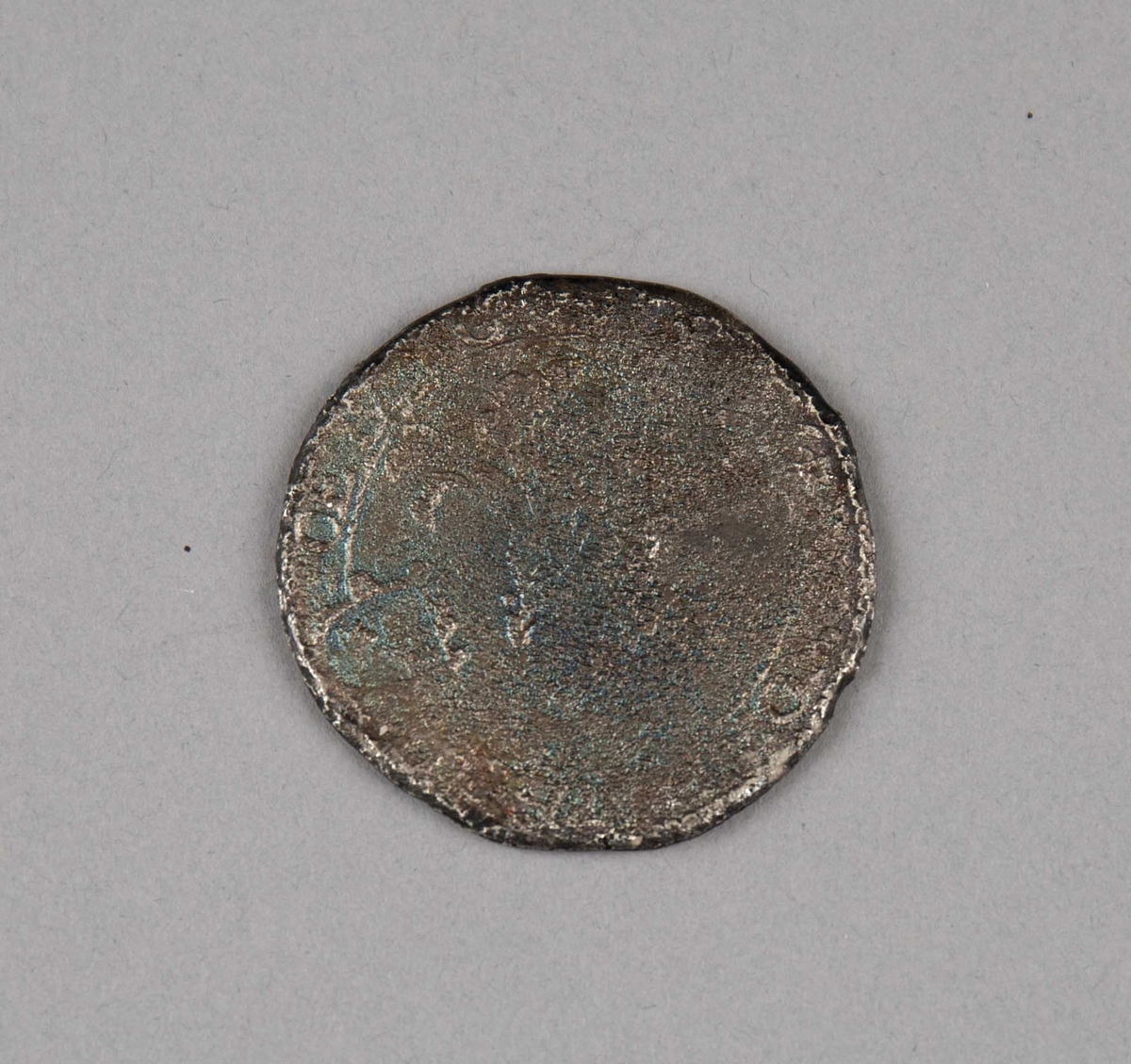 Rundefunnet, stort antall gull- og sølvmynter fra nederlandske ostindiafareren AKERENDAM som forliste på jomfruturen 8. mars 1725 utenfor Ålesund på Sunnmøre.

1 stk.  Dukaton i sølv
