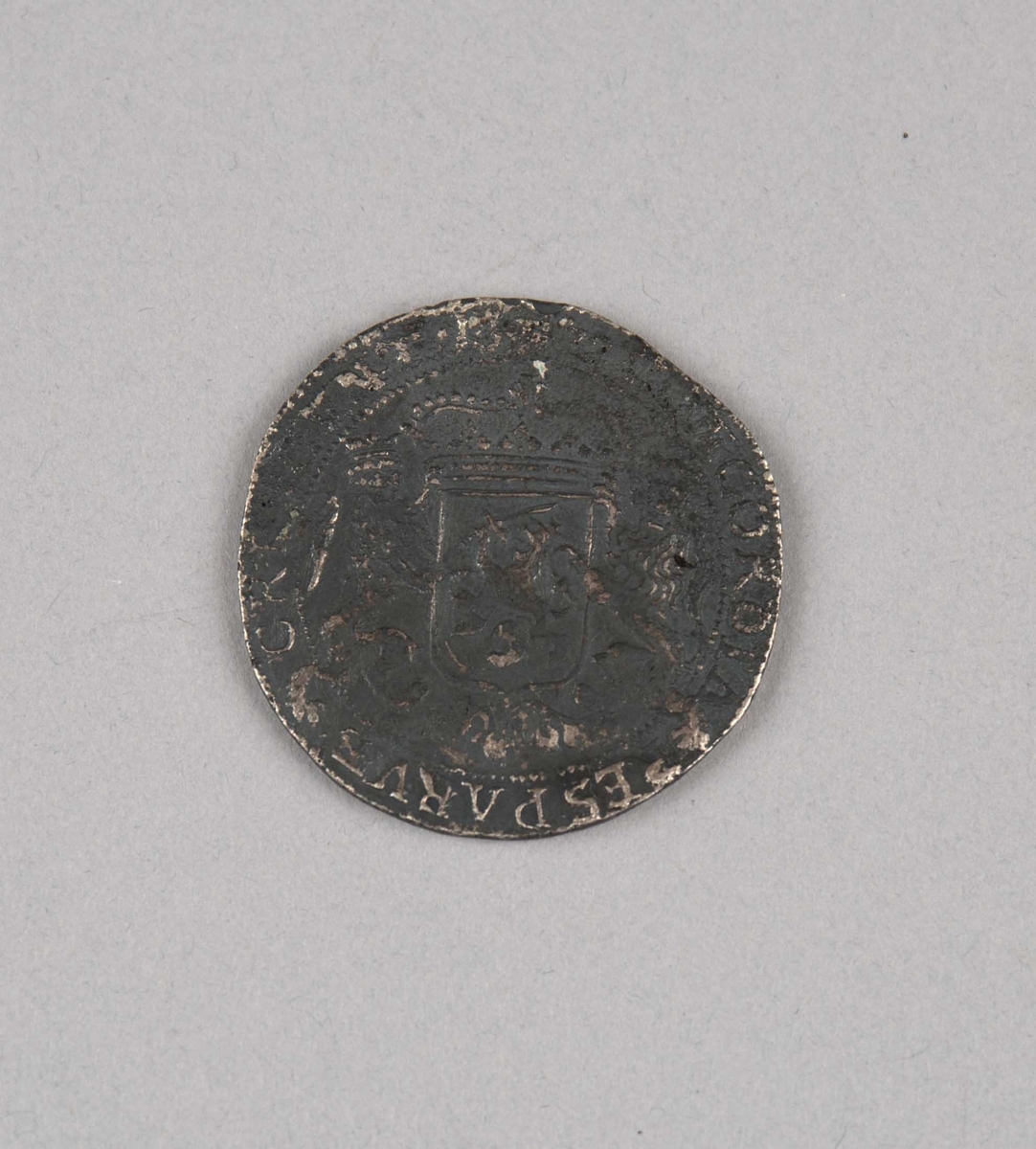 Rundefunnet, stort antall gull- og sølvmynter fra nederlandske ostindiafareren AKERENDAM som forliste på jomfruturen 8. mars 1725 utenfor Ålesund på Sunnmøre.

1 stk.  Dukaton i sølv
