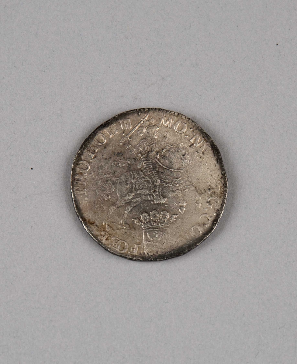 Rundefunnet, stort antall gull- og sølvmynter fra nederlandske ostindiafareren AKERENDAM som forliste på jomfruturen 8. mars 1725 utenfor Ålesund på Sunnmøre.

1 stk.  Dukaton i sølv