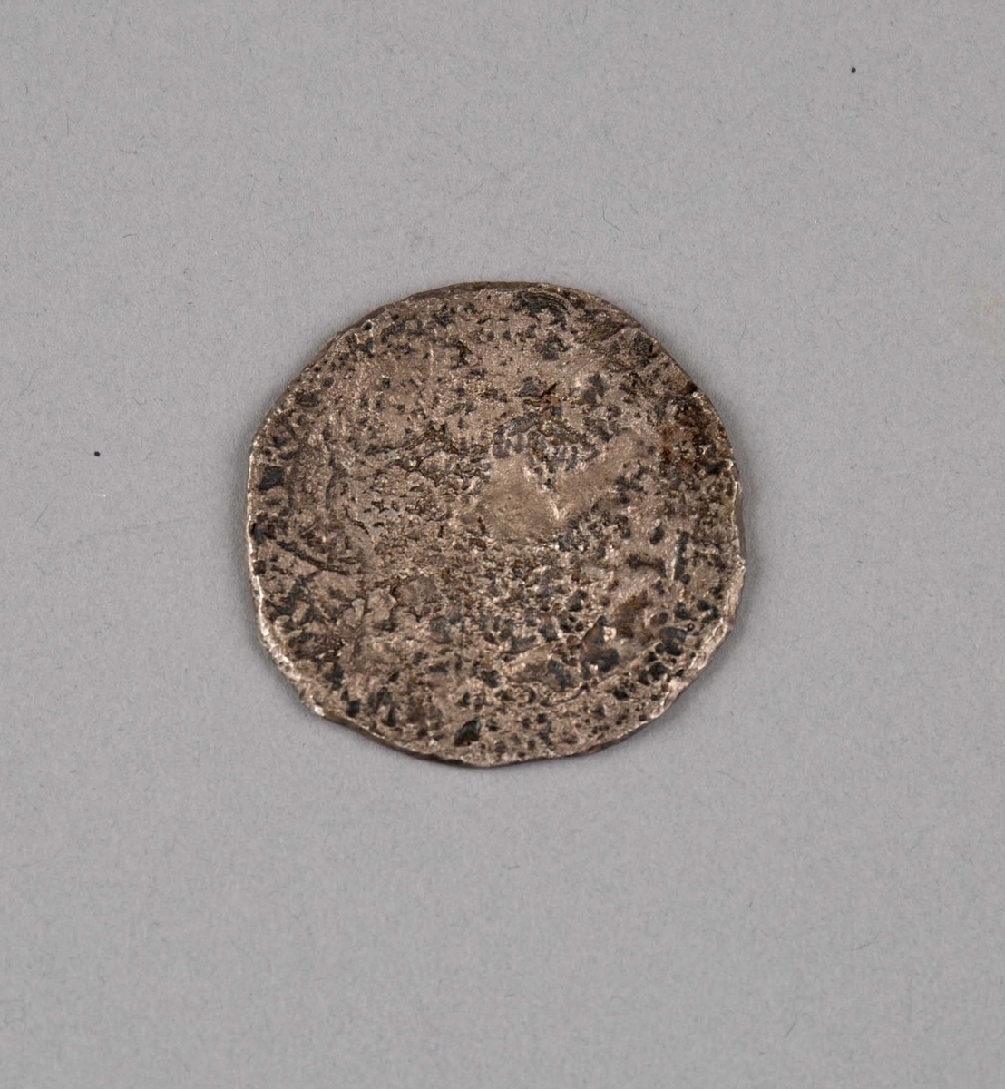 Rundefunnet, stort antall gull- og sølvmynter fra nederlandske ostindiafareren AKERENDAM som forliste på jomfruturen 8. mars 1725 utenfor Ålesund på Sunnmøre.

1 stk.  Dukaton i sølv
