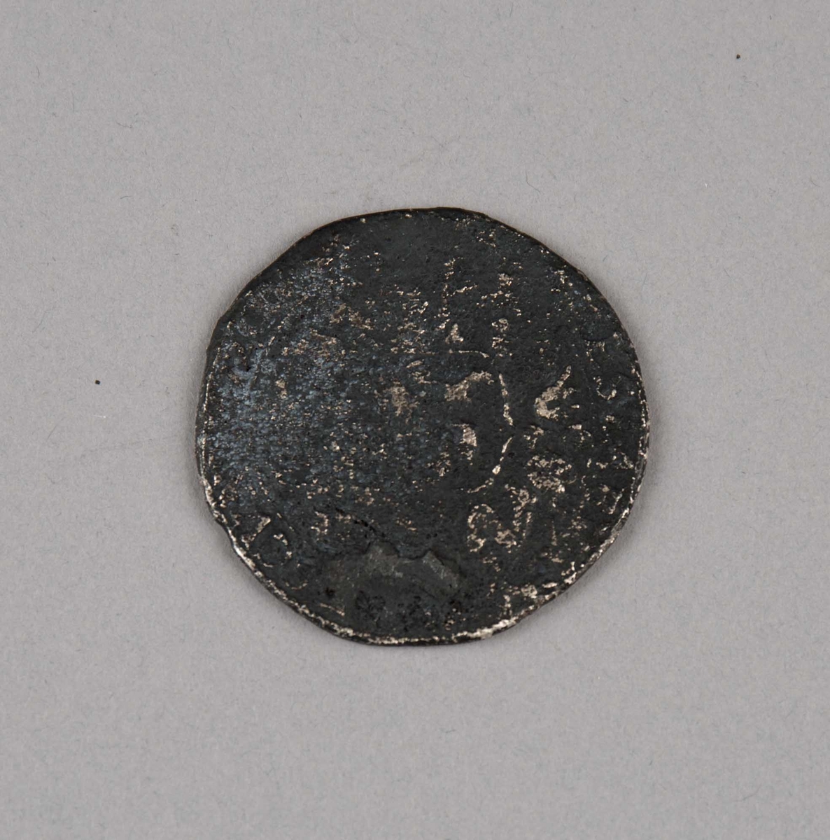 Rundefunnet, stort antall gull- og sølvmynter fra nederlandske ostindiafareren AKERENDAM som forliste på jomfruturen 8. mars 1725 utenfor Ålesund på Sunnmøre.

1 stk.  Dukaton i sølv
