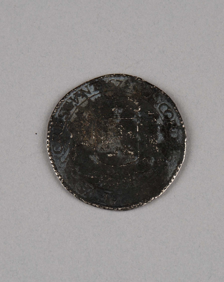 Rundefunnet, stort antall gull- og sølvmynter fra nederlandske ostindiafareren AKERENDAM som forliste på jomfruturen 8. mars 1725 utenfor Ålesund på Sunnmøre.

1 stk.  Dukaton i sølv
