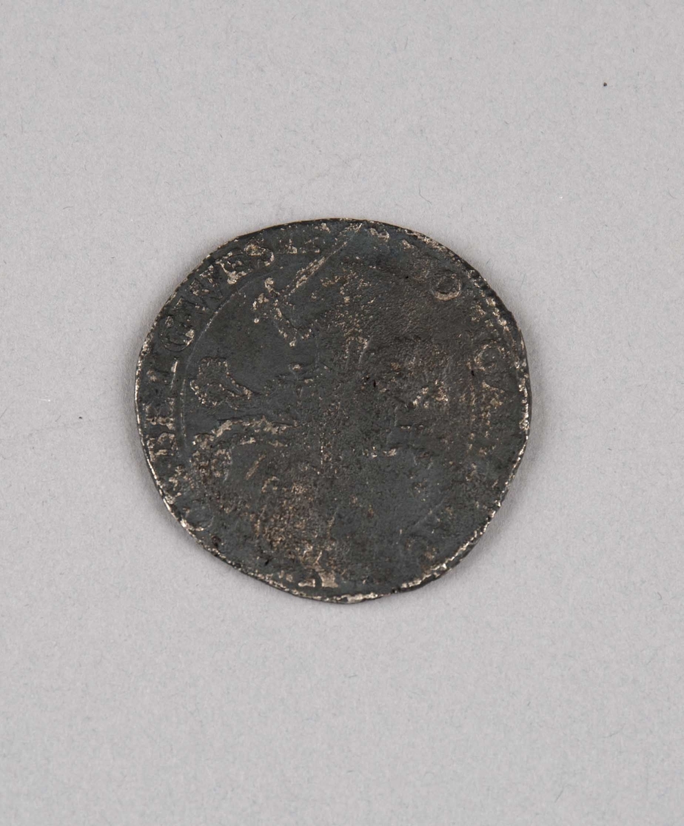 Rundefunnet, stort antall gull- og sølvmynter fra nederlandske ostindiafareren AKERENDAM som forliste på jomfruturen 8. mars 1725 utenfor Ålesund på Sunnmøre.

1 stk.  Dukaton i sølv
