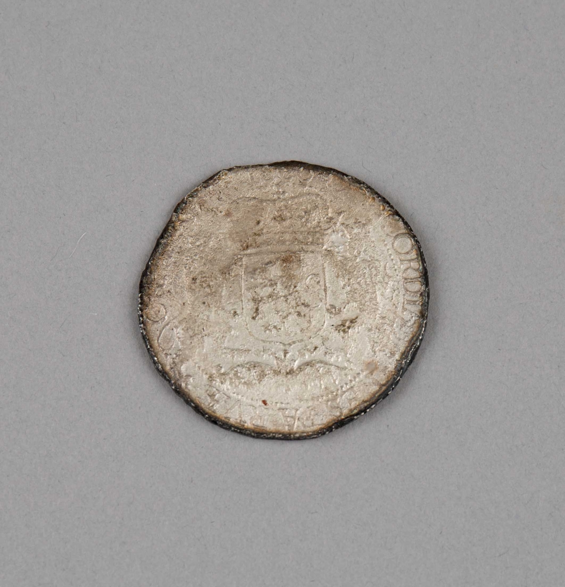 Rundefunnet, stort antall gull- og sølvmynter fra nederlandske ostindiafareren AKERENDAM som forliste på jomfruturen 8. mars 1725 utenfor Ålesund på Sunnmøre.

1 stk.  Dukaton i sølv
