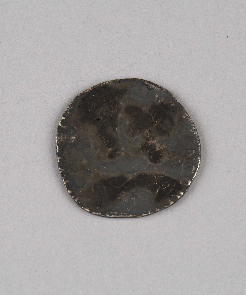 Rundefunnet, stort antall gull- og sølvmynter fra nederlandske ostindiafareren AKERENDAM som forliste på jomfruturen 8. mars 1725 utenfor Ålesund på Sunnmøre.

1 stk.  Dukaton i sølv
