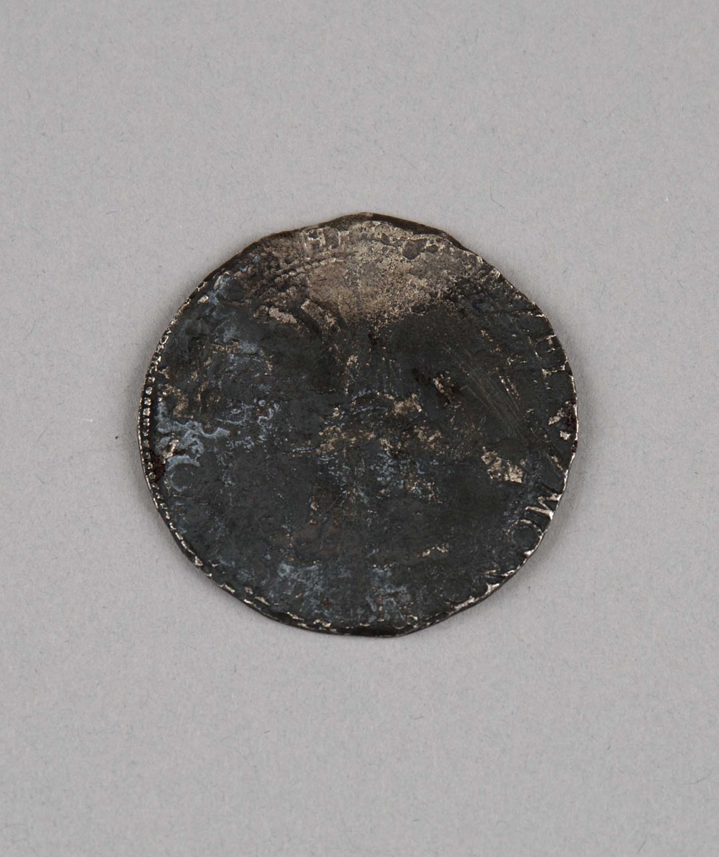 Rundefunnet, stort antall gull- og sølvmynter fra nederlandske ostindiafareren AKERENDAM som forliste på jomfruturen 8. mars 1725 utenfor Ålesund på Sunnmøre.

1 stk.  Dukaton i sølv
