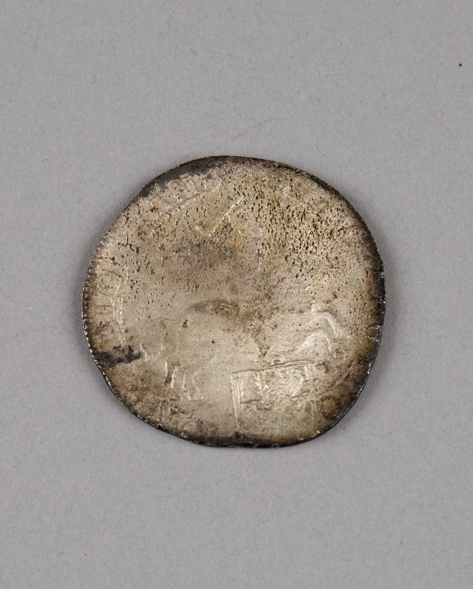 Rundefunnet, stort antall gull- og sølvmynter fra nederlandske ostindiafareren AKERENDAM som forliste på jomfruturen 8. mars 1725 utenfor Ålesund på Sunnmøre.

1 stk.  Dukaton i sølv
