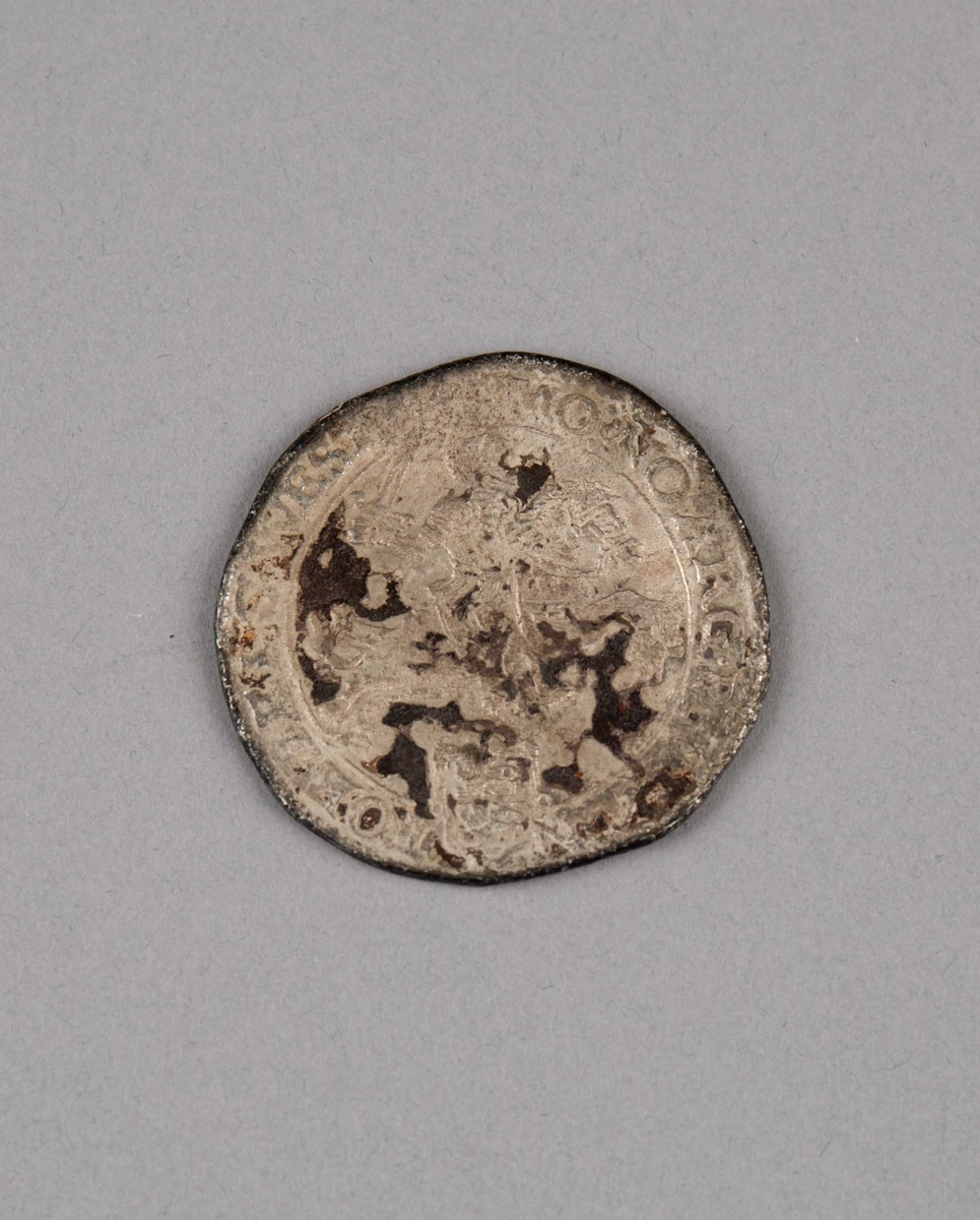 Rundefunnet, stort antall gull- og sølvmynter fra nederlandske ostindiafareren AKERENDAM som forliste på jomfruturen 8. mars 1725 utenfor Ålesund på Sunnmøre.

1 stk.  Dukaton i sølv
