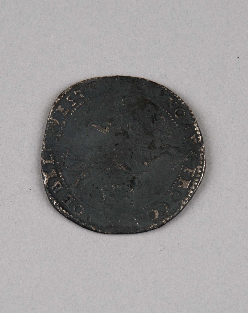 Rundefunnet, stort antall gull- og sølvmynter fra nederlandske ostindiafareren AKERENDAM som forliste på jomfruturen 8. mars 1725 utenfor Ålesund på Sunnmøre.

1 stk.  Dukaton i sølv
