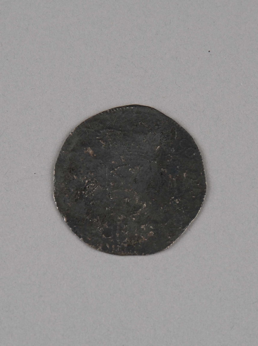 Rundefunnet, stort antall gull- og sølvmynter fra nederlandske ostindiafareren AKERENDAM som forliste på jomfruturen 8. mars 1725 utenfor Ålesund på Sunnmøre.

1 stk.  Dukaton i sølv
