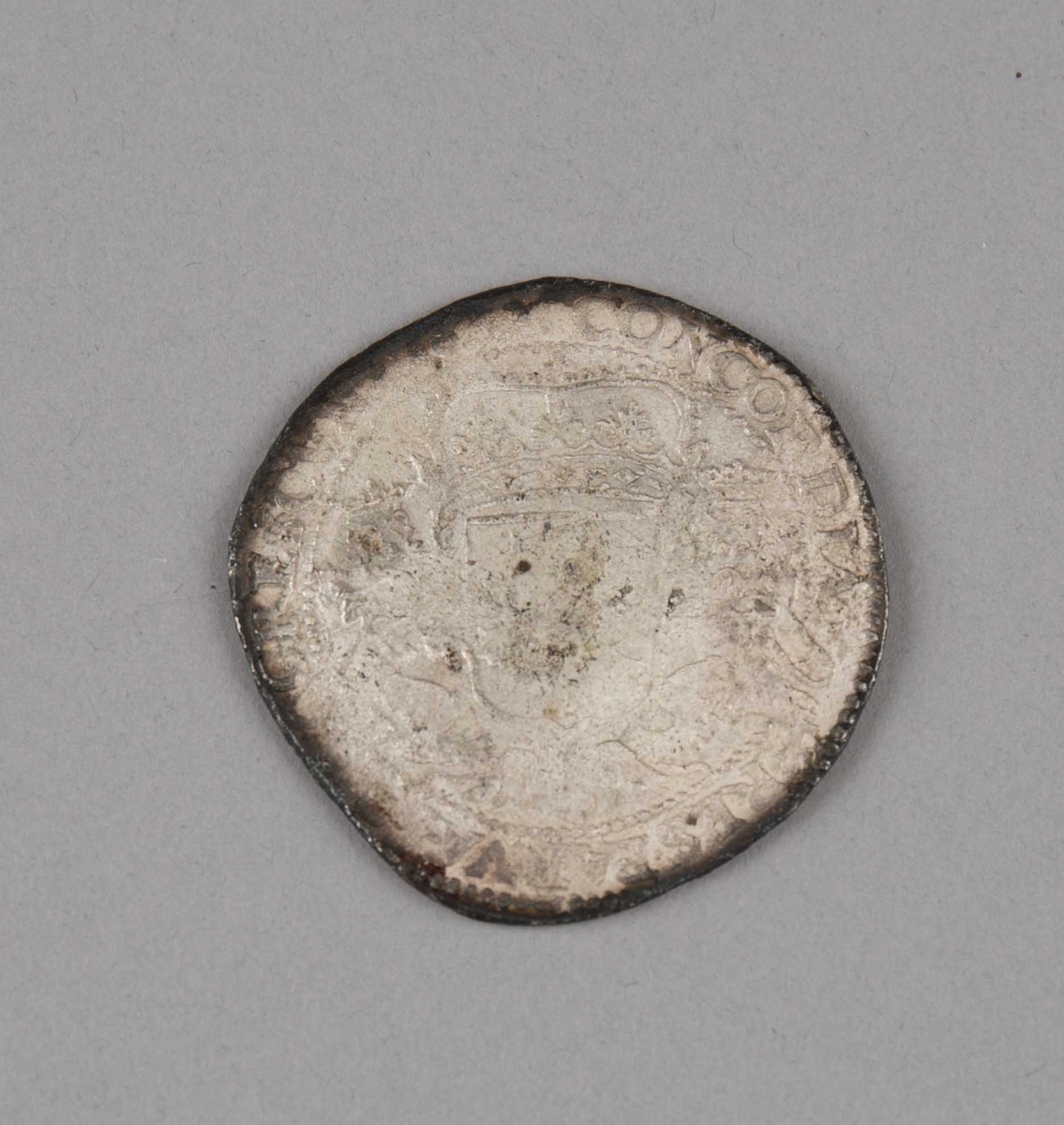 Rundefunnet, stort antall gull- og sølvmynter fra nederlandske ostindiafareren AKERENDAM som forliste på jomfruturen 8. mars 1725 utenfor Ålesund på Sunnmøre.

1 stk.  Dukaton i sølv
