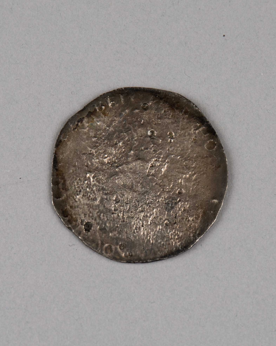 Rundefunnet, stort antall gull- og sølvmynter fra nederlandske ostindiafareren AKERENDAM som forliste på jomfruturen 8. mars 1725 utenfor Ålesund på Sunnmøre.

1 stk.  Dukaton i sølv
