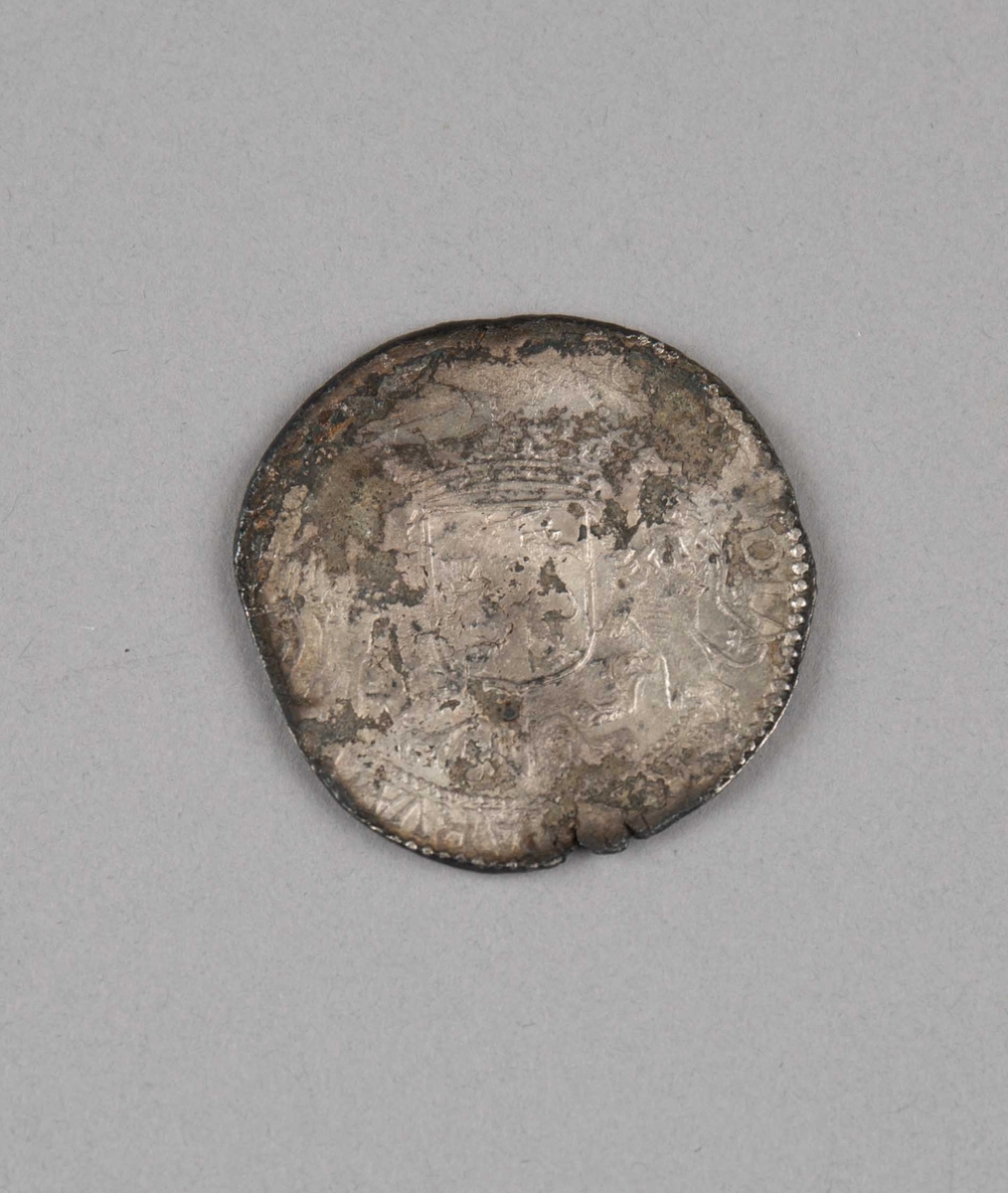 Rundefunnet, stort antall gull- og sølvmynter fra nederlandske ostindiafareren AKERENDAM som forliste på jomfruturen 8. mars 1725 utenfor Ålesund på Sunnmøre.

1 stk.  Dukaton i sølv
