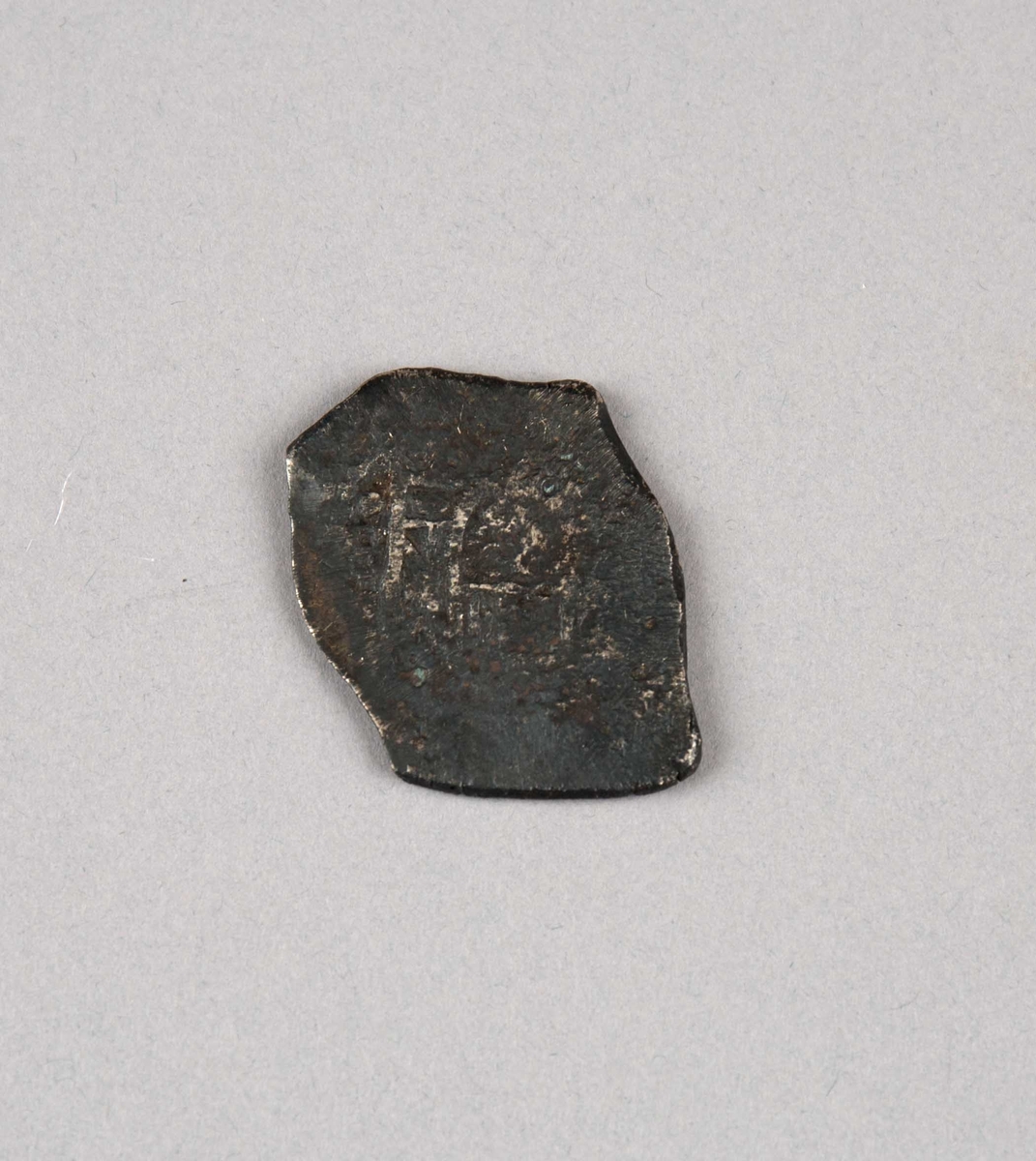 Rundefunnet, stort antall gull- og sølvmynter fra nederlandske ostindiafareren AKERENDAM som forliste på jomfruturen 8. mars 1725 utenfor Ålesund på Sunnmøre.

1 stk.  Realer i sølv