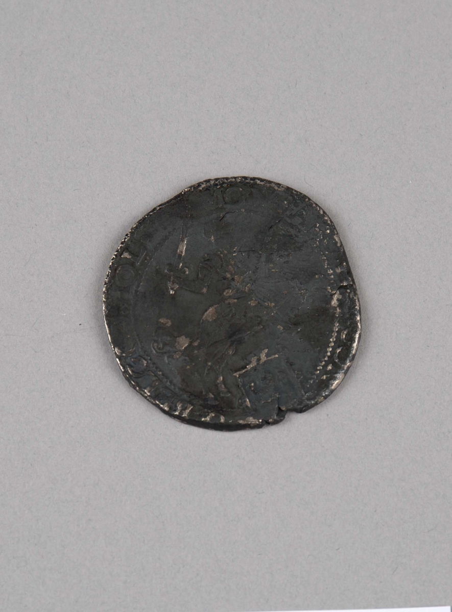 Rundefunnet, stort antall gull- og sølvmynter fra nederlandske ostindiafareren AKERENDAM som forliste på jomfruturen 8. mars 1725 utenfor Ålesund på Sunnmøre.

1 stk.  Dukaton i sølv
