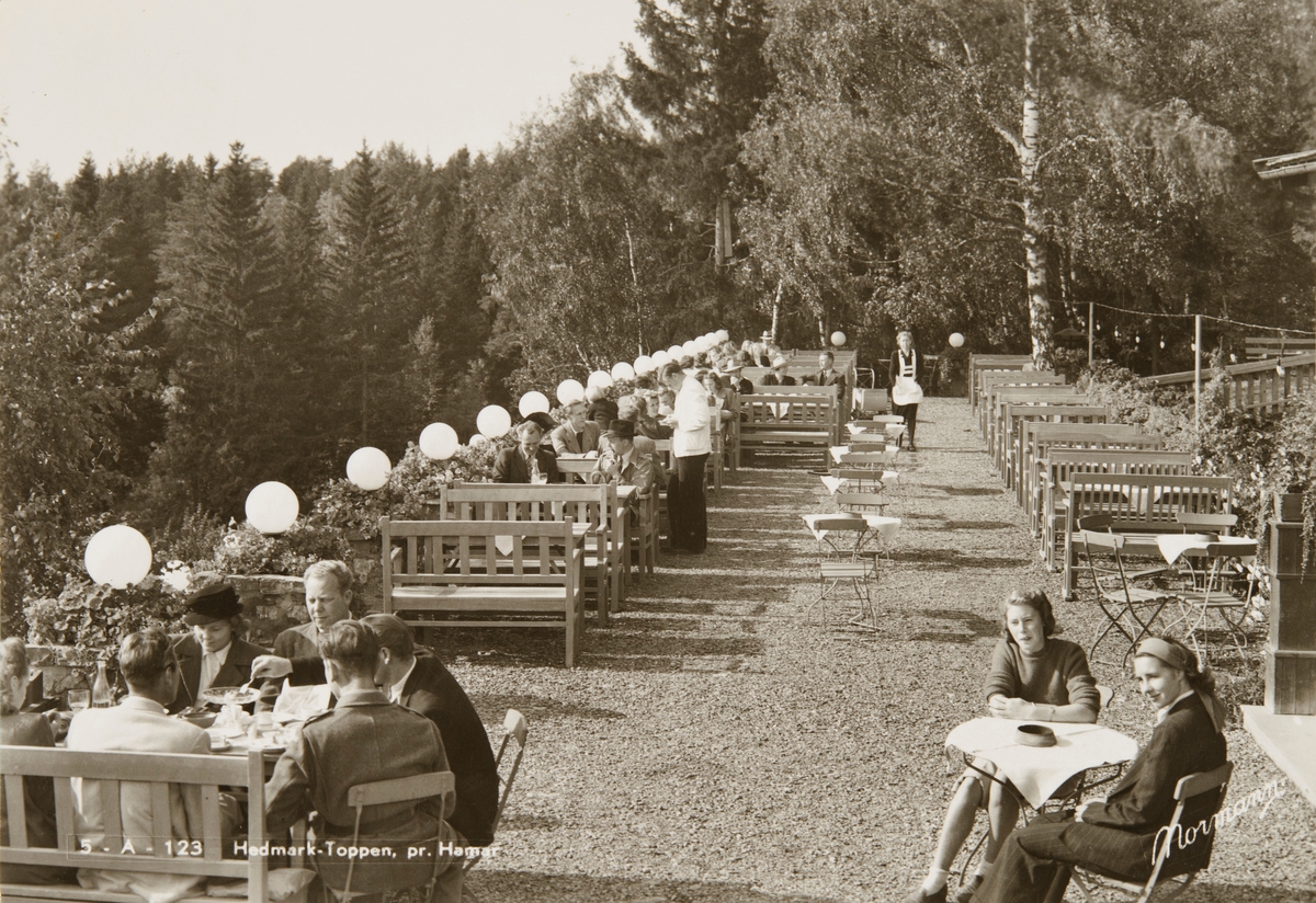 Postkort, Hamar, Hedmarktoppen Friluftsrestaurant og Sportsstua, uteservering på terassen, 