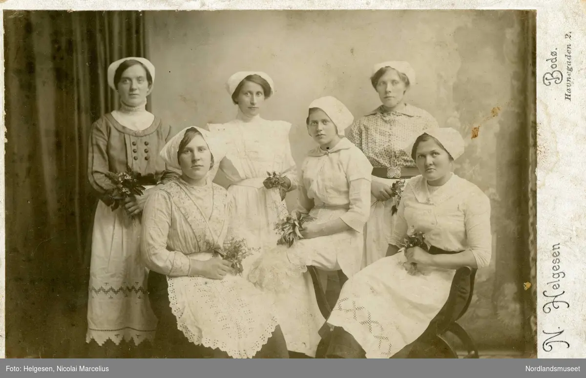 Kan være klassebilde etter et kurs i husstell. Bak til venstre står Aminda Birgitte (f. 1889) (pikenavn Jensen) Johansen.