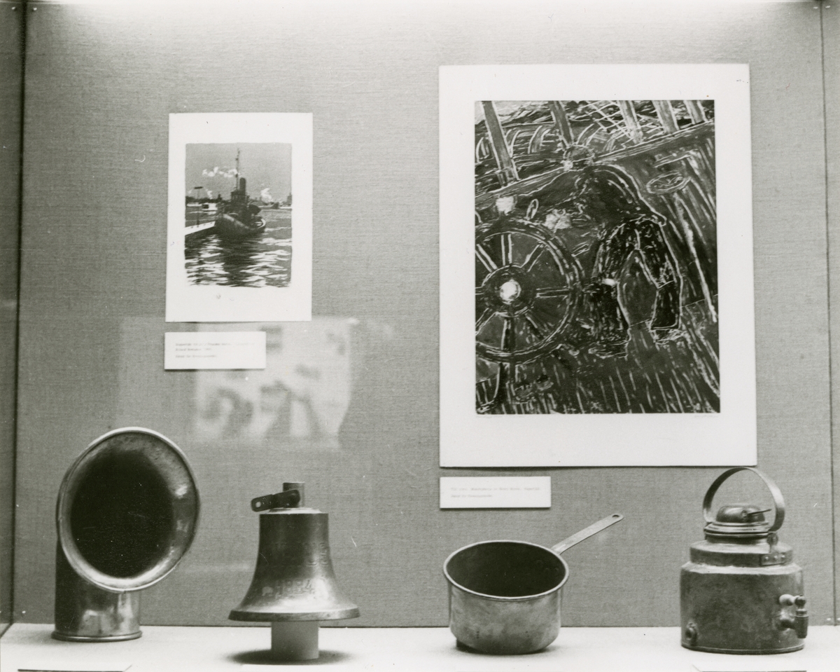 Utställningen "Nyförvärv 1965–1966" visas våren 1967. Monter med skeppsklocka, kaffepanna, kastrull, svanhals m.m.