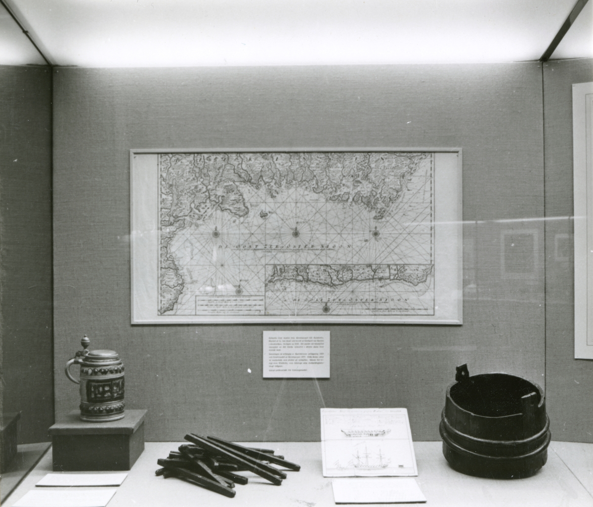 Utställningen "Nyförvärv 1965–1966" visas våren 1967. Monter med sjökarta, laggkärl från vraket Trubbnos, brännstål m.m.