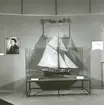 Utställningen Nyförvärv 19651966 visas sommaren 1967. Fartygsmodell samt tavla föreställande en skeppsgosse.