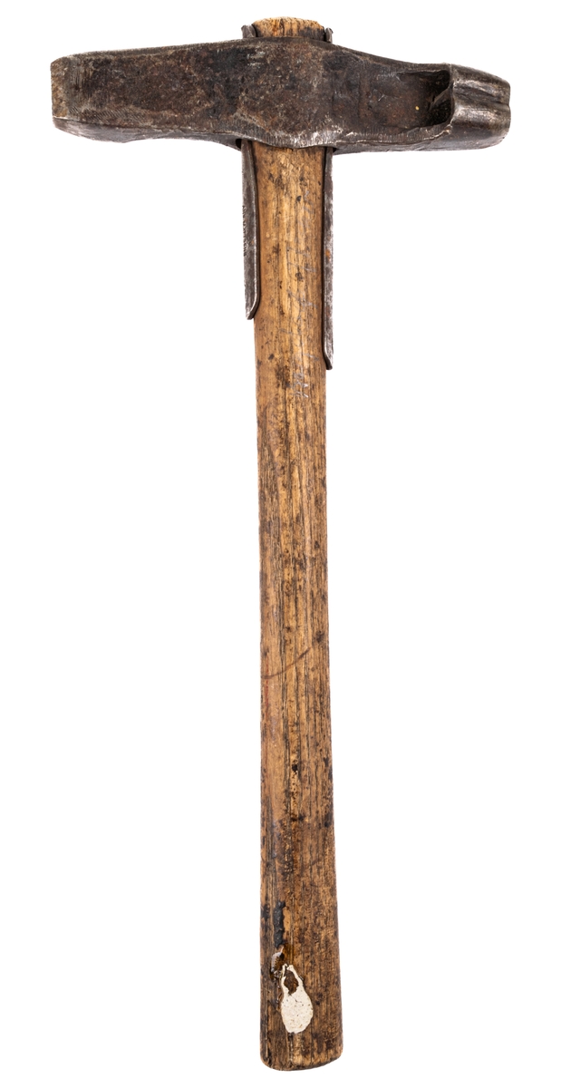 Stämpelyxa, av järn med skaft. Bärkt "B" och "IX".