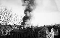 Kirkelandet i Kristiansund brenner og dagen er 28. april 194