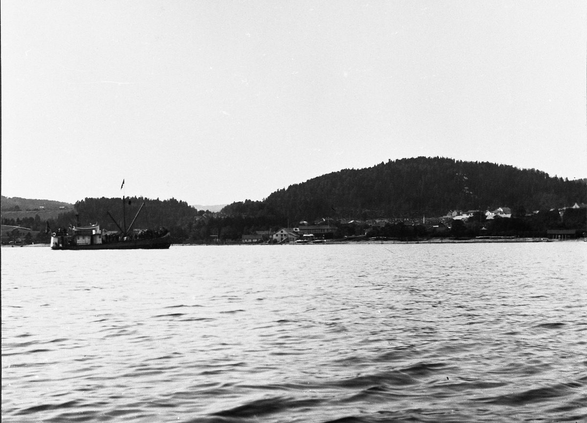 Båten Industri II på Mjøsa med passasjerer ombord. Bildet er fra ca. 1900.