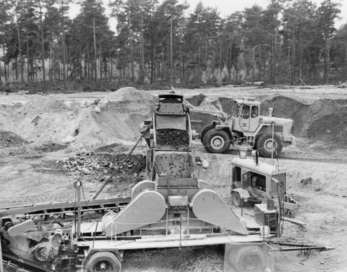 Nybyggnation av tre förråd 1986.

Några blandade bilder från de samtida byggprojekten i Utö läger; livsmedelsförrådet, kokhuset och Värnskolans förråd. 

Bild 1: Den blivande byggplatsen hitom reningsverket beskådas av projektledaren, kapten Staffan Löding vid Fortenheten på regementet.

Bild 2: Staffan Löding och arbetsledaren Kurt Madell ur hantverkargruppen vid Fortenheten.

Bild 3: Maskinföraren Tomas Larpe från Vägavdelningen vid Fortenheten kör lastmaskin och sköter stenkrossen.

Bild 4: Stenkrossen i full gång i grusgropen nära skjutbanan.

Bild 5: Tillverkning av fyllning. Tre skopor sten, en skopa grus och en halv skopa sand blandas.