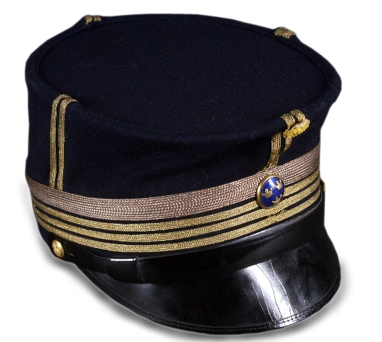 Mössa med skärm som tillhör översteuniform, M/ä för Upplands Regemente, I 8 i Uppsala, mörkblå med guldgaloner och guldknappar med riksäpplet.