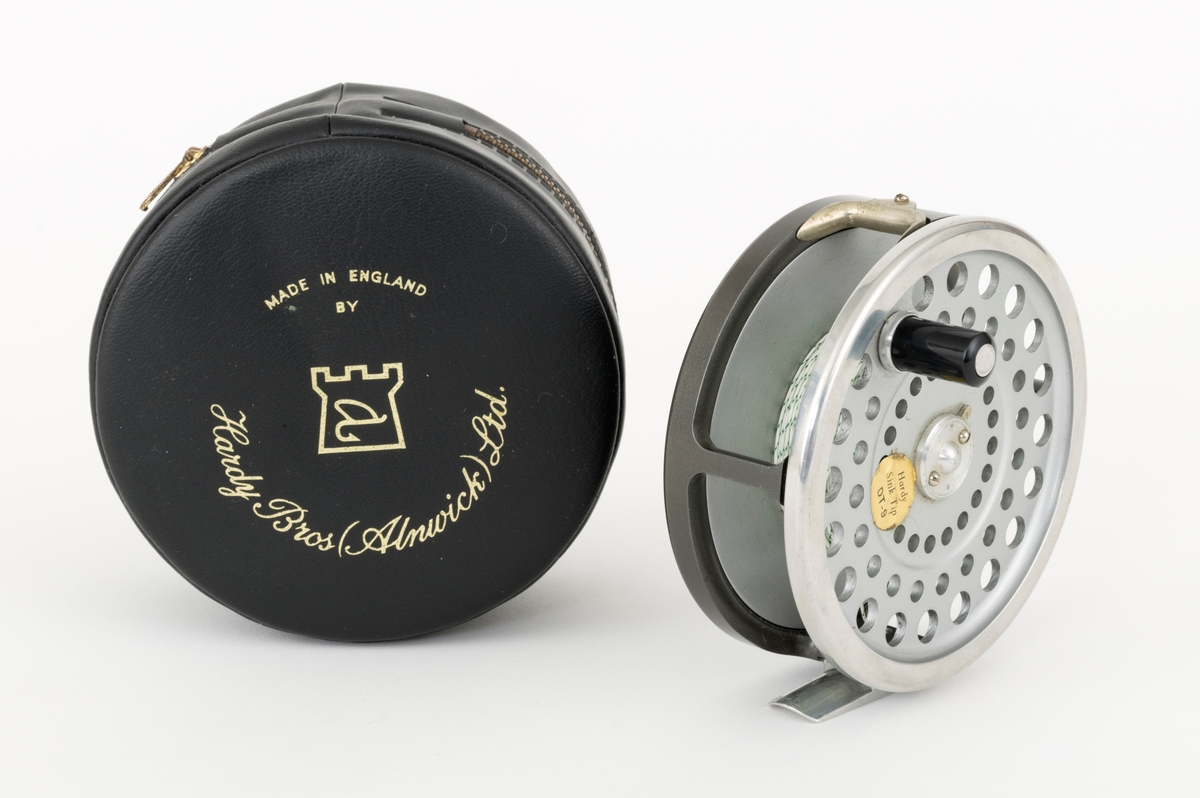 Gjenstanden består av en snelle, fiskesnelle, fluesnelle av typen Marquis Salmon No1 av Hardy Bros i England og et futteral. Fluesnella er egnet  til laksefiske. Snellas grunnkomponenter er: spole (trommel), sidedeksler (ramme), sveiv og snellefot. Snellefoten er festet med nagler til "ramma". Sveiva er montert på høyre side, direkte på spolen. Snella er laget av metall mens sveivknappen trolig er laget av bakelitt. Snella har justerbar brems. Det sitter backing (bakline) på spolen, antakelig dacron. Ut fra påklistret lapp på snella, er trolig det siste fluesnøret som er brukt på snella av typen Hardy Sink Tip DT-9. 

Snella ligger i et futteral. Futteralet, som er antakelig  laget av av skinn, har en sylindrisk form og åpnes og lukkes med glidelås på midten. Innvendig har futteralet skomgummipolstring. I polstringen er det et hull for sveivknappen. 

[For informasjon om sneller av denne typen kan boka: "Fishing Tackle A Collector's Guide" av Graham Turner, være en kilde. Se også boka Sportsfiskeleksikon fra 2005.]