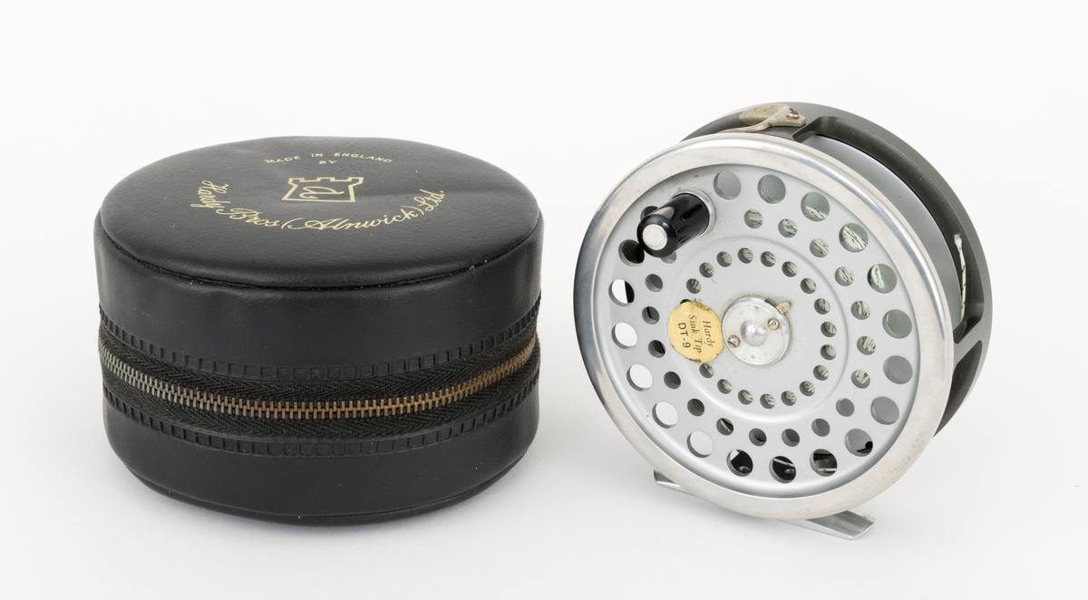 Gjenstanden består av en snelle, fiskesnelle, fluesnelle av typen Marquis Salmon No1 av Hardy Bros i England og et futteral. Fluesnella er egnet  til laksefiske. Snellas grunnkomponenter er: spole (trommel), sidedeksler (ramme), sveiv og snellefot. Snellefoten er festet med nagler til "ramma". Sveiva er montert på høyre side, direkte på spolen. Snella er laget av metall mens sveivknappen trolig er laget av bakelitt. Snella har justerbar brems. Det sitter backing (bakline) på spolen, antakelig dacron. Ut fra påklistret lapp på snella, er trolig det siste fluesnøret som er brukt på snella av typen Hardy Sink Tip DT-9. 

Snella ligger i et futteral. Futteralet, som er antakelig  laget av av skinn, har en sylindrisk form og åpnes og lukkes med glidelås på midten. Innvendig har futteralet skomgummipolstring. I polstringen er det et hull for sveivknappen. 

[For informasjon om sneller av denne typen kan boka: "Fishing Tackle A Collector's Guide" av Graham Turner, være en kilde. Se også boka Sportsfiskeleksikon fra 2005.]