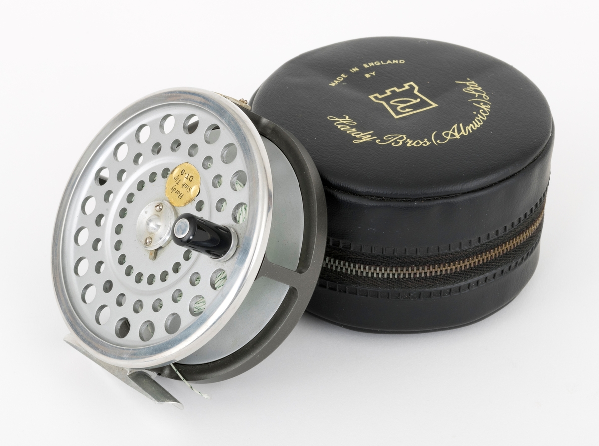 Gjenstanden består av en snelle, fiskesnelle, fluesnelle av typen Marquis Salmon No1 av Hardy Bros i England og et futteral. Fluesnella er egnet  til laksefiske. Snellas grunnkomponenter er: spole (trommel), sidedeksler (ramme), sveiv og snellefot. Snellefoten er festet med nagler til "ramma". Sveiva er montert på høyre side, direkte på spolen. Snella er laget av metall mens sveivknappen trolig er laget av bakelitt. Snella har justerbar brems. Det sitter backing (bakline) på spolen, antakelig dacron. Ut fra påklistret lapp på snella, er trolig det siste fluesnøret som er brukt på snella av typen Hardy Sink Tip DT-9. 

Snella ligger i et futteral. Futteralet, som er antakelig  laget av av skinn, har en sylindrisk form og åpnes og lukkes med glidelås på midten. Innvendig har futteralet skomgummipolstring. I polstringen er det et hull for sveivknappen. 

[For informasjon om sneller av denne typen kan boka: "Fishing Tackle A Collector's Guide" av Graham Turner, være en kilde. Se også boka Sportsfiskeleksikon fra 2005.]