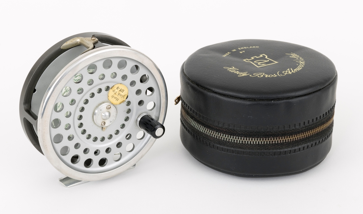 Gjenstanden består av en snelle, fiskesnelle, fluesnelle av typen Marquis Salmon No1 av Hardy Bros i England og et futteral. Fluesnella er egnet  til laksefiske. Snellas grunnkomponenter er: spole (trommel), sidedeksler (ramme), sveiv og snellefot. Snellefoten er festet med nagler til "ramma". Sveiva er montert på høyre side, direkte på spolen. Snella er laget av metall mens sveivknappen trolig er laget av bakelitt. Snella har justerbar brems. Det sitter backing (bakline) på spolen, antakelig dacron. Ut fra påklistret lapp på snella, er trolig det siste fluesnøret som er brukt på snella av typen Hardy Sink Tip DT-9. 

Snella ligger i et futteral. Futteralet, som er antakelig  laget av av skinn, har en sylindrisk form og åpnes og lukkes med glidelås på midten. Innvendig har futteralet skomgummipolstring. I polstringen er det et hull for sveivknappen. 

[For informasjon om sneller av denne typen kan boka: "Fishing Tackle A Collector's Guide" av Graham Turner, være en kilde. Se også boka Sportsfiskeleksikon fra 2005.]