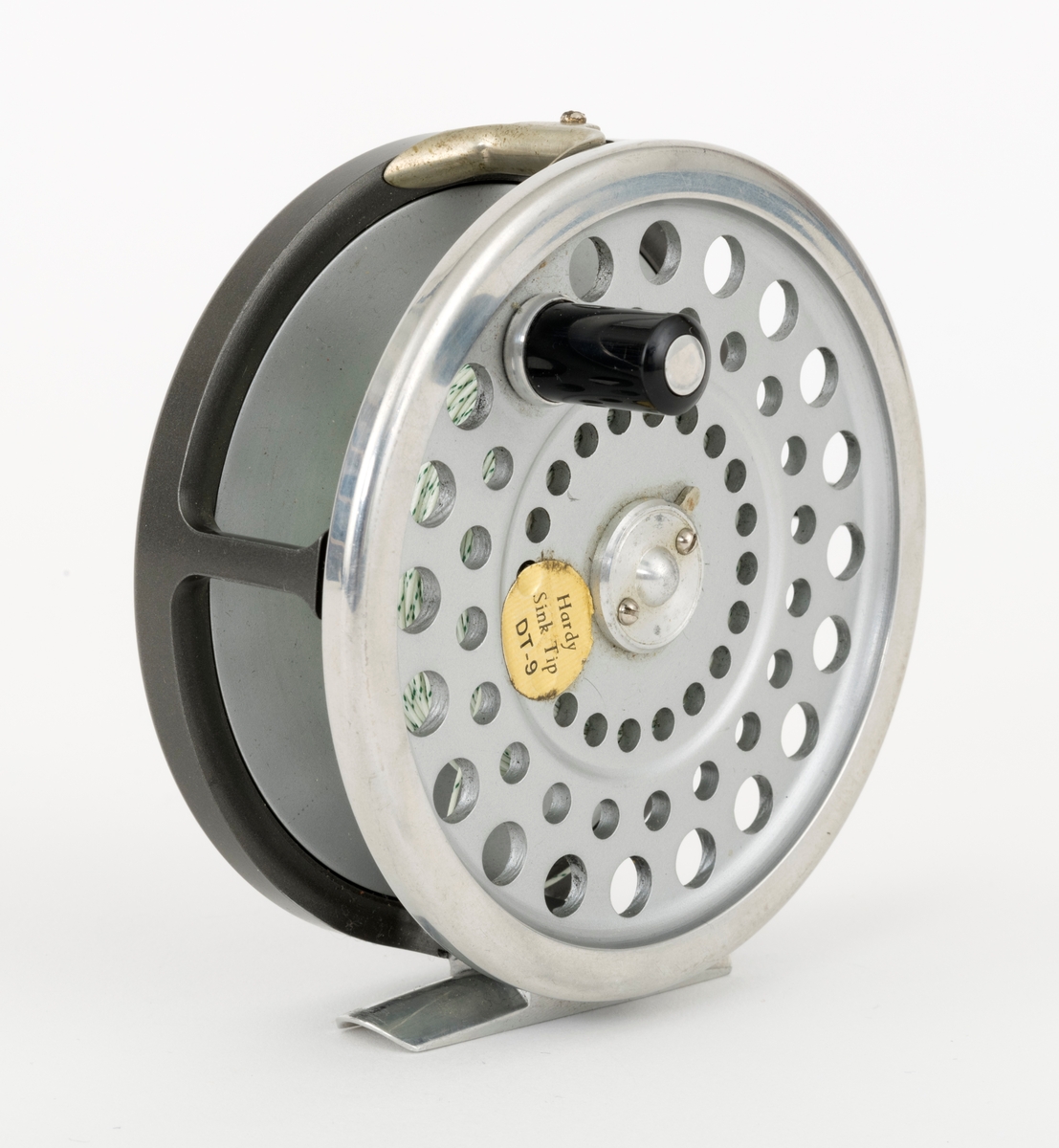 Gjenstanden består av en snelle, fiskesnelle, fluesnelle av typen Marquis Salmon No1 av Hardy Bros i England og et futteral. Dette skjemaet omhandler snella. Fluesnella er egnet  til laksefiske. Snellas grunnkomponenter er spole (trommel), sidedeksler (ramme), sveiv og snellefot. Snellefoten er festet med nagler til "ramma". Sveiva er montert på høyre side, direkte på spolen. Snella er laget av metall mens sveivknappen trolig er laget av bakelitt. Snella har justerbar brems. Det sitter backing (bakline) på spolen, antakelig dacron. Ut fra påklistret lapp på snella, er trolig det siste fluesnøret som er brukt på snella av typen Hardy Sink Tip DT-9 ( et dobelttappert fluesnøre, avsmalende i begge ender).  



[For informasjon om sneller av denne typen kan boka: "Fishing Tackle A Collector's Guide" av Graham Turner, være en kilde. Se også boka Sportsfiskeleksikon fra 2005.]