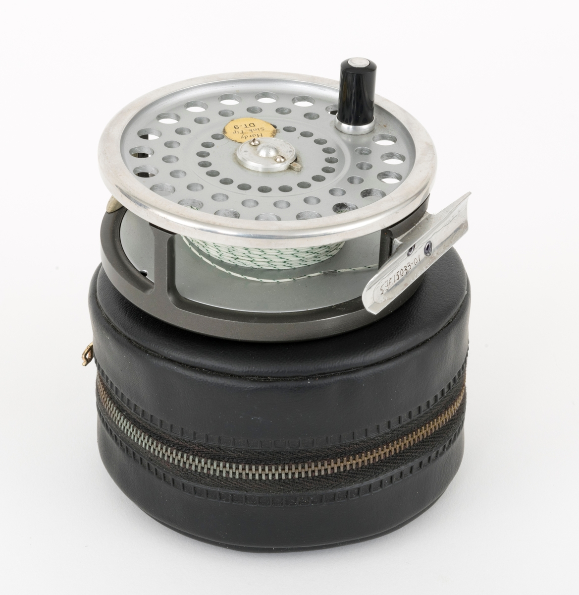 Gjenstanden består av en snelle, fiskesnelle, fluesnelle av typen Marquis Salmon No1 av Hardy Bros i England og et futteral. Fluesnella er egnet  til laksefiske. Snellas grunnkomponenter er: spole (trommel), sidedeksler (ramme), sveiv og snellefot. Snellefoten er festet med nagler til "ramma". Sveiva er montert på høyre side, direkte på spolen. Snella er laget av metall mens sveivknappen trolig er laget av bakelitt. Snella har justerbar brems. Det sitter backing (bakline) på spolen, antakelig dacron. Ut fra påklistret lapp på snella, er trolig det siste fluesnøret som er brukt på snella av typen Hardy Sink Tip DT-9. 

Snella ligger i et futteral. Futteralet, som er antakelig  laget av av skinn, har en sylindrisk form og åpnes og lukkes med glidelås på midten. Innvendig har futteralet skomgummipolstring. I polstringen er det et hull for sveivknappen. 

[For informasjon om sneller av denne typen kan boka: "Fishing Tackle A Collector's Guide" av Graham Turner, være en kilde. Se også boka Sportsfiskeleksikon fra 2005.]