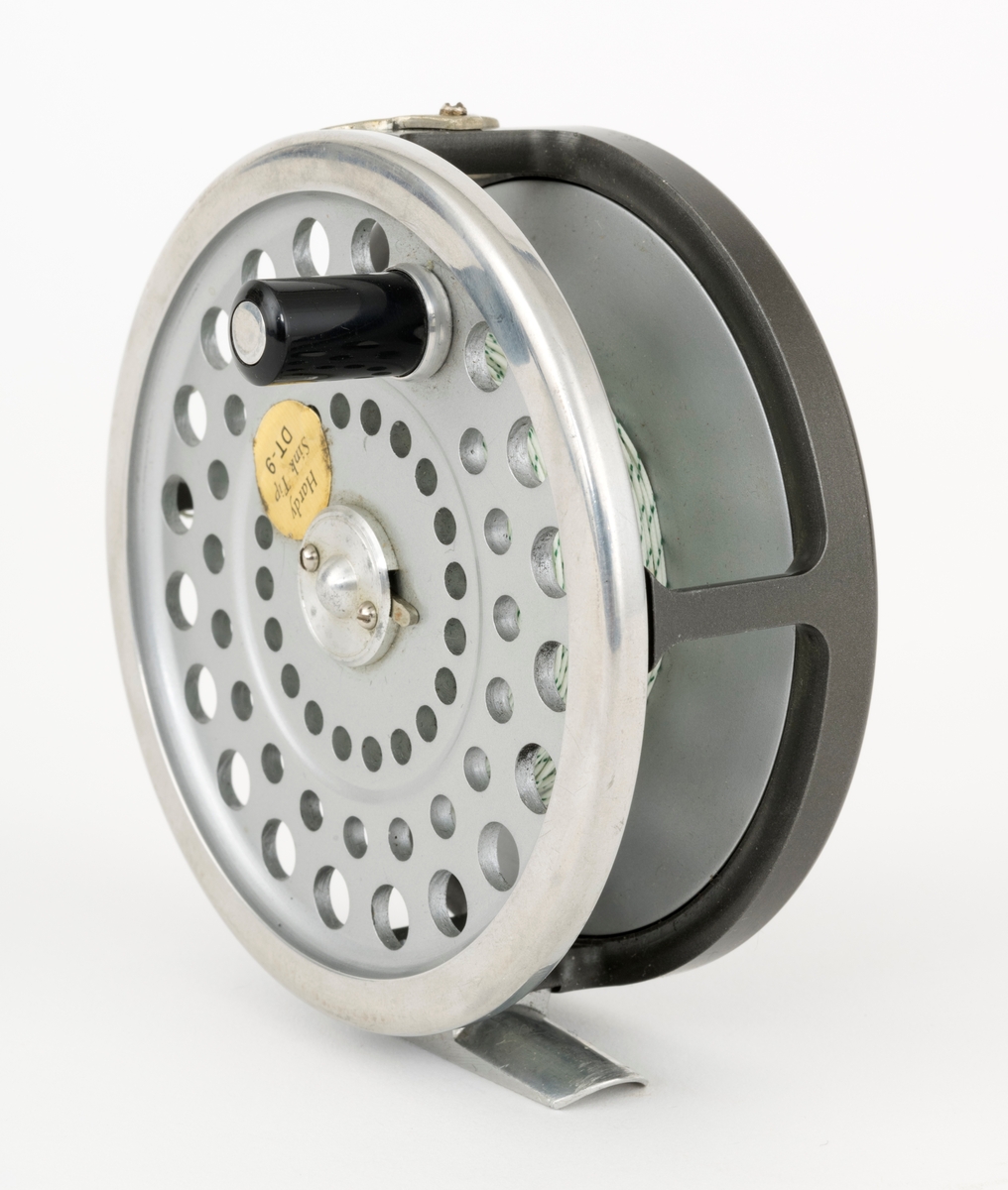 Gjenstanden består av en snelle, fiskesnelle, fluesnelle av typen Marquis Salmon No1 av Hardy Bros i England og et futteral. Dette skjemaet omhandler snella. Fluesnella er egnet  til laksefiske. Snellas grunnkomponenter er spole (trommel), sidedeksler (ramme), sveiv og snellefot. Snellefoten er festet med nagler til "ramma". Sveiva er montert på høyre side, direkte på spolen. Snella er laget av metall mens sveivknappen trolig er laget av bakelitt. Snella har justerbar brems. Det sitter backing (bakline) på spolen, antakelig dacron. Ut fra påklistret lapp på snella, er trolig det siste fluesnøret som er brukt på snella av typen Hardy Sink Tip DT-9 ( et dobelttappert fluesnøre, avsmalende i begge ender).  



[For informasjon om sneller av denne typen kan boka: "Fishing Tackle A Collector's Guide" av Graham Turner, være en kilde. Se også boka Sportsfiskeleksikon fra 2005.]