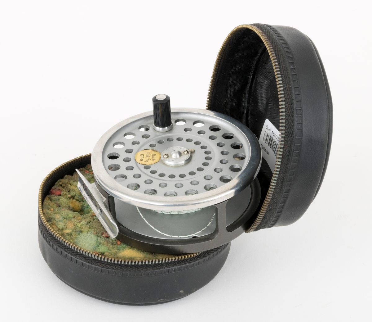 Gjenstanden består av en snelle, fiskesnelle, fluesnelle av typen Marquis Salmon No1 av Hardy Bros i England og et futteral. Fluesnella er egnet  til laksefiske. Snellas grunnkomponenter er: spole (trommel), sidedeksler (ramme), sveiv og snellefot. Snellefoten er festet med nagler til "ramma". Sveiva er montert på høyre side, direkte på spolen. Snella er laget av metall mens sveivknappen trolig er laget av bakelitt. Snella har justerbar brems. Det sitter backing (bakline) på spolen, antakelig dacron. Ut fra påklistret lapp på snella, er trolig det siste fluesnøret som er brukt på snella av typen Hardy Sink Tip DT-9. 

Snella ligger i et futteral. Futteralet, som er antakelig  laget av av skinn, har en sylindrisk form og åpnes og lukkes med glidelås på midten. Innvendig har futteralet skomgummipolstring. I polstringen er det et hull for sveivknappen. 

[For informasjon om sneller av denne typen kan boka: "Fishing Tackle A Collector's Guide" av Graham Turner, være en kilde. Se også boka Sportsfiskeleksikon fra 2005.]