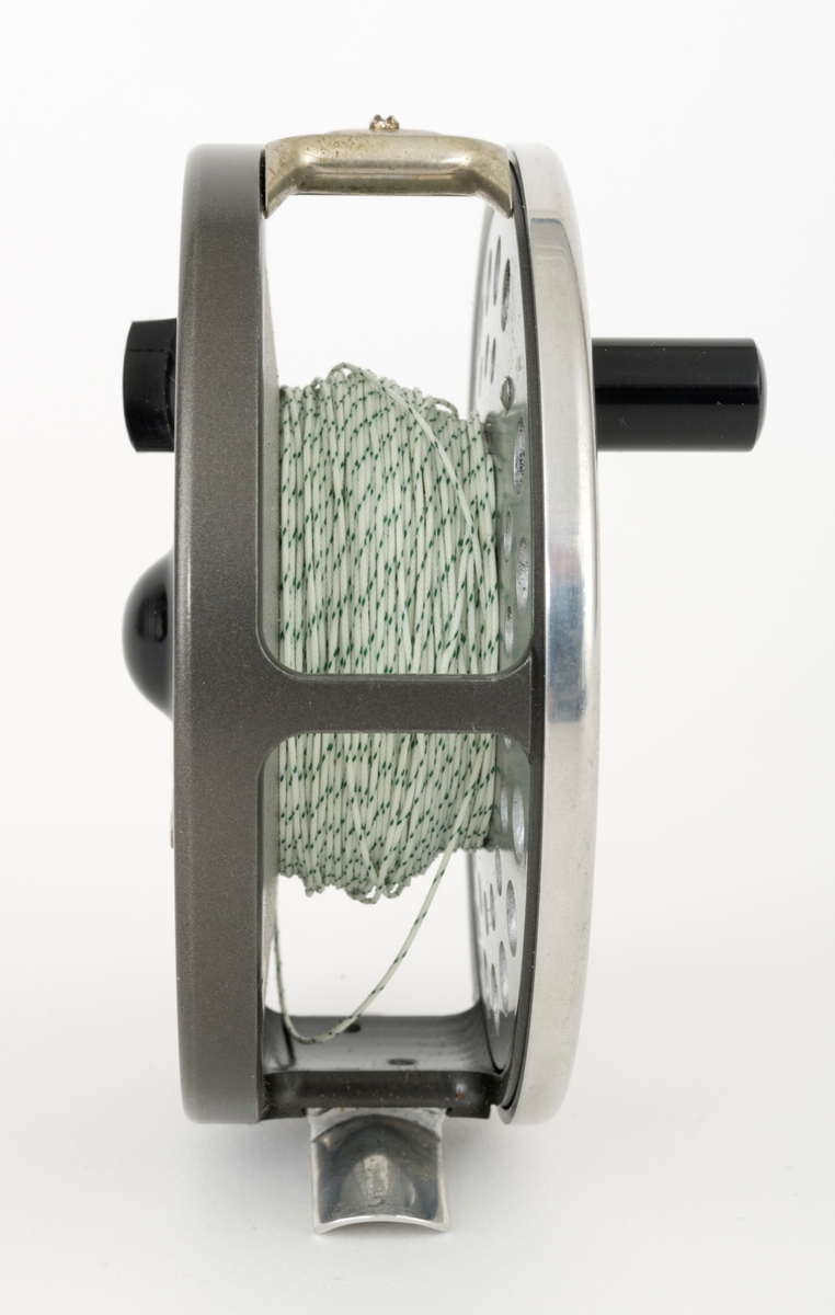 Gjenstanden består av en snelle, fiskesnelle, fluesnelle av typen Marquis Salmon No1 av Hardy Bros i England og et futteral. Dette skjemaet omhandler snella. Fluesnella er egnet  til laksefiske. Snellas grunnkomponenter er spole (trommel), sidedeksler (ramme), sveiv og snellefot. Snellefoten er festet med nagler til "ramma". Sveiva er montert på høyre side, direkte på spolen. Snella er laget av metall mens sveivknappen trolig er laget av bakelitt. Snella har justerbar brems. Det sitter backing (bakline) på spolen, antakelig dacron. Ut fra påklistret lapp på snella, er trolig det siste fluesnøret som er brukt på snella av typen Hardy Sink Tip DT-9 ( et dobelttappert fluesnøre, avsmalende i begge ender).  



[For informasjon om sneller av denne typen kan boka: "Fishing Tackle A Collector's Guide" av Graham Turner, være en kilde. Se også boka Sportsfiskeleksikon fra 2005.]