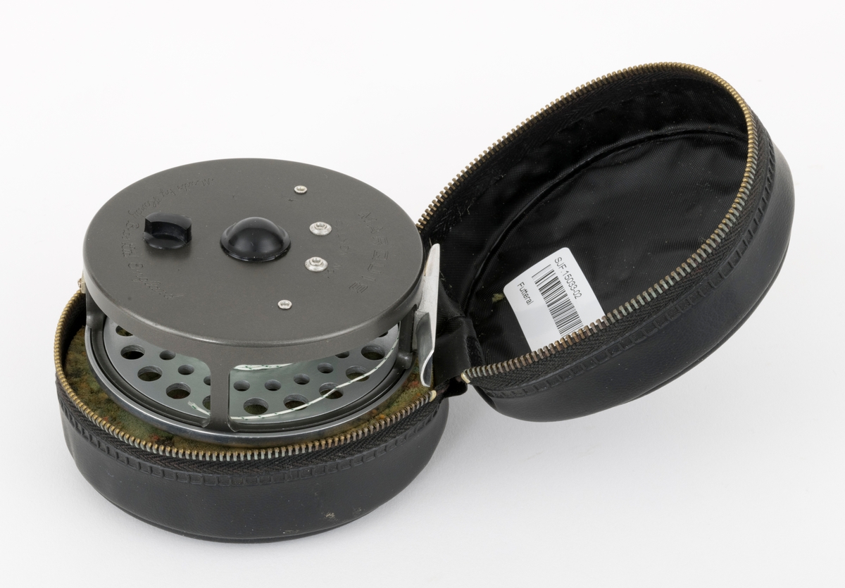 Gjenstanden består av en snelle, fiskesnelle, fluesnelle av typen Marquis Salmon No1 av Hardy Bros i England og et futteral. Fluesnella er egnet  til laksefiske. Snellas grunnkomponenter er: spole (trommel), sidedeksler (ramme), sveiv og snellefot. Snellefoten er festet med nagler til "ramma". Sveiva er montert på høyre side, direkte på spolen. Snella er laget av metall mens sveivknappen trolig er laget av bakelitt. Snella har justerbar brems. Det sitter backing (bakline) på spolen, antakelig dacron. Ut fra påklistret lapp på snella, er trolig det siste fluesnøret som er brukt på snella av typen Hardy Sink Tip DT-9. 

Snella ligger i et futteral. Futteralet, som er antakelig  laget av av skinn, har en sylindrisk form og åpnes og lukkes med glidelås på midten. Innvendig har futteralet skomgummipolstring. I polstringen er det et hull for sveivknappen. 

[For informasjon om sneller av denne typen kan boka: "Fishing Tackle A Collector's Guide" av Graham Turner, være en kilde. Se også boka Sportsfiskeleksikon fra 2005.]